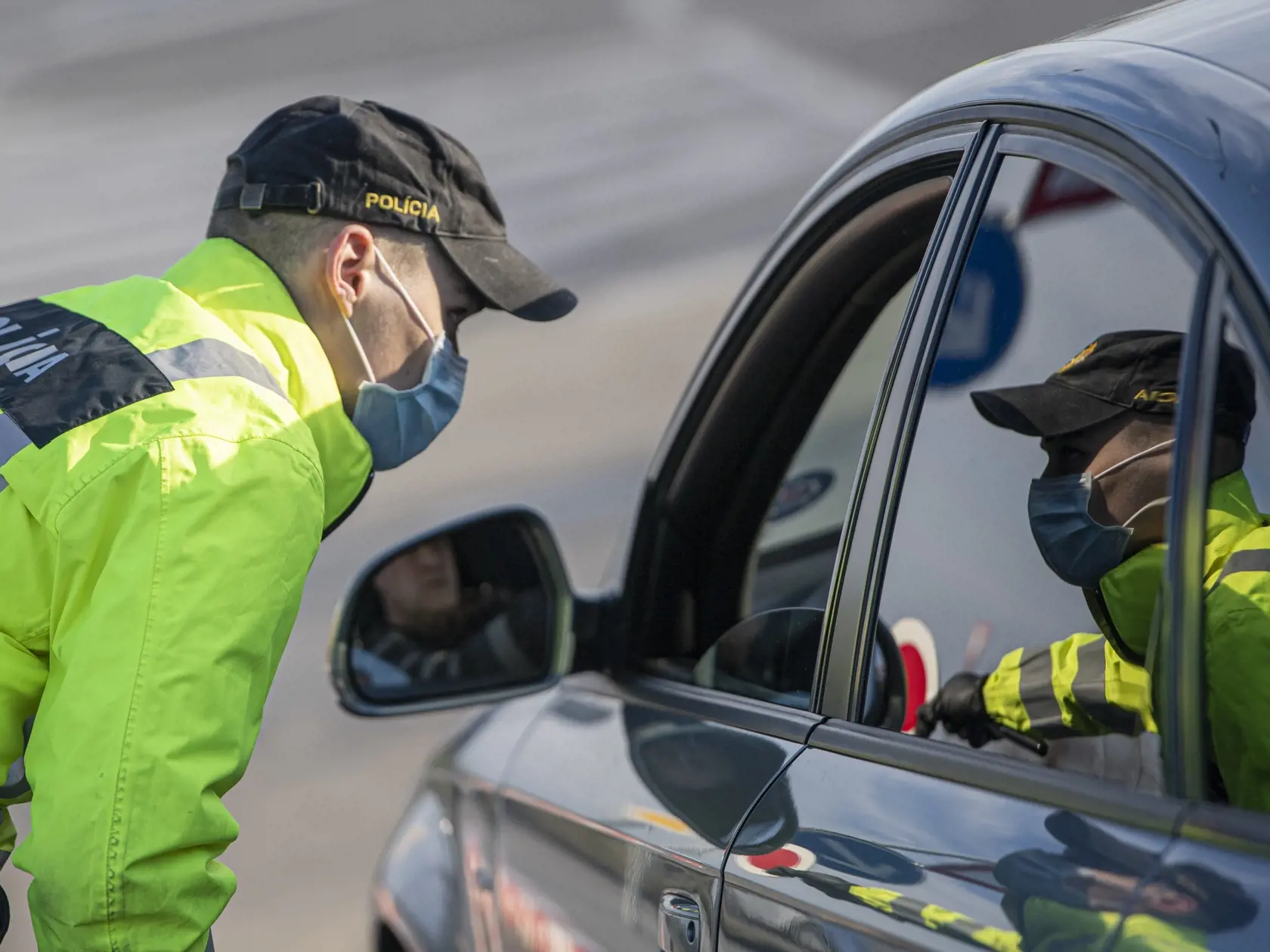 Všetky štáty uzavreli hranice. Slováci, ktorí prichádzajú zo zahraničia, musia podstúpiť štátnu karanténu.