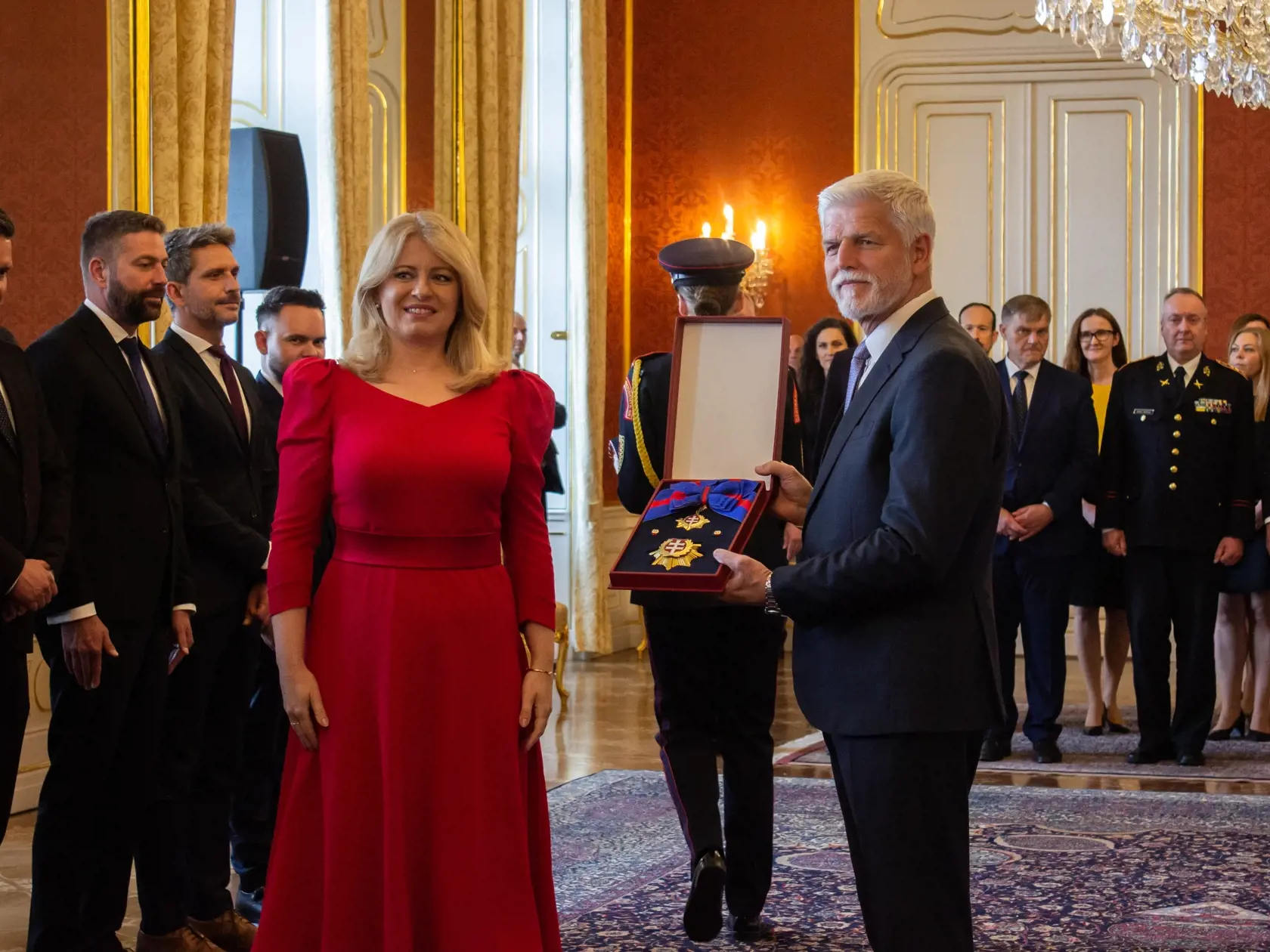 Český prezident Petr Pavel si preberá z rúk slovenskej prezidentky Zuzany Čaputovej najvyššie slovenské štátne vyznamenanie Rad Bieleho dvojkríža I. triedy, občiansky druh, za mimoriadne zásluhy o všestranný rozvoj vzťahov medzi ČR a SR na ceremónii odovzdávania štátnych vyznamenaní na Pražskom hrade vo štvrtok 13. júna 2024.