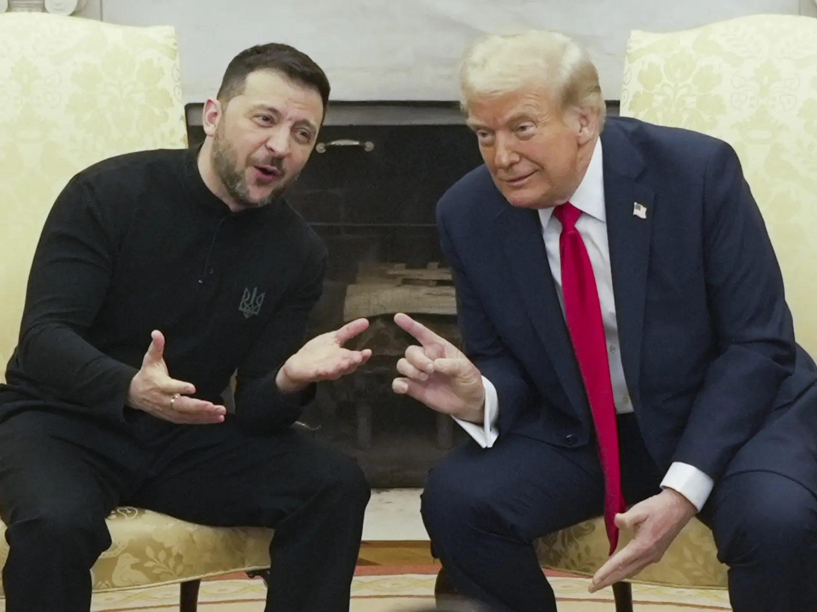KK20 archív Washington - Na archívnej snímke z 28. februára 2025 americký prezident Donald Trump (vpravo) a ukrajinský prezident Volodymyr Zelenskyj počas stretnutia v Oválnej pracovni Bieleho domu vo Washingtone. Spojené štáty sú údajne pripravené uznať ruskú kontrolu nad ukrajinským polostrovom Krym ako súčasť širšej mierovej dohody medzi Moskvou a Kyjevom. S odvolaním sa na zdroje oboznámené s touto záležitosťou o tom v piatok informovali agentúry Bloomberg a Reuters. FOTO TASR/AP
FILE - President Donald Trump, right, meets with Ukrainian President Volodymyr Zelenskyy in the Oval Office at the White House, Feb. 28, 2025, in Washington. (AP Photo/ Mystyslav Chernov, File)