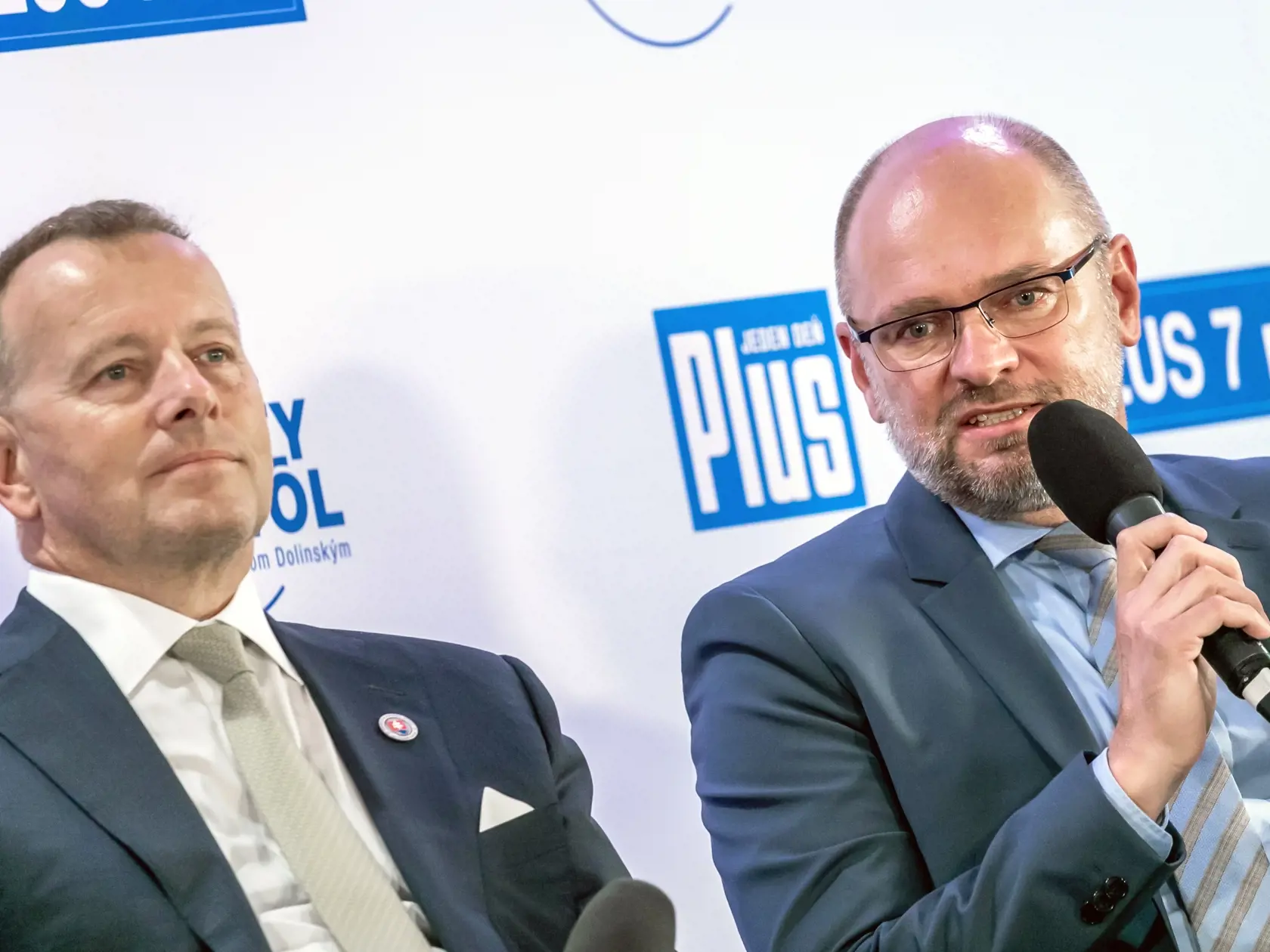 Richard Sulík a jeho strana SaS chcú opäť zaviesť rovnú daň. Šetrenie chce vyvážiť hospodárskym rastom. „To už potom nebudeme musieť bolestivo škrtať alebo dvíhať dane,“ dodal.