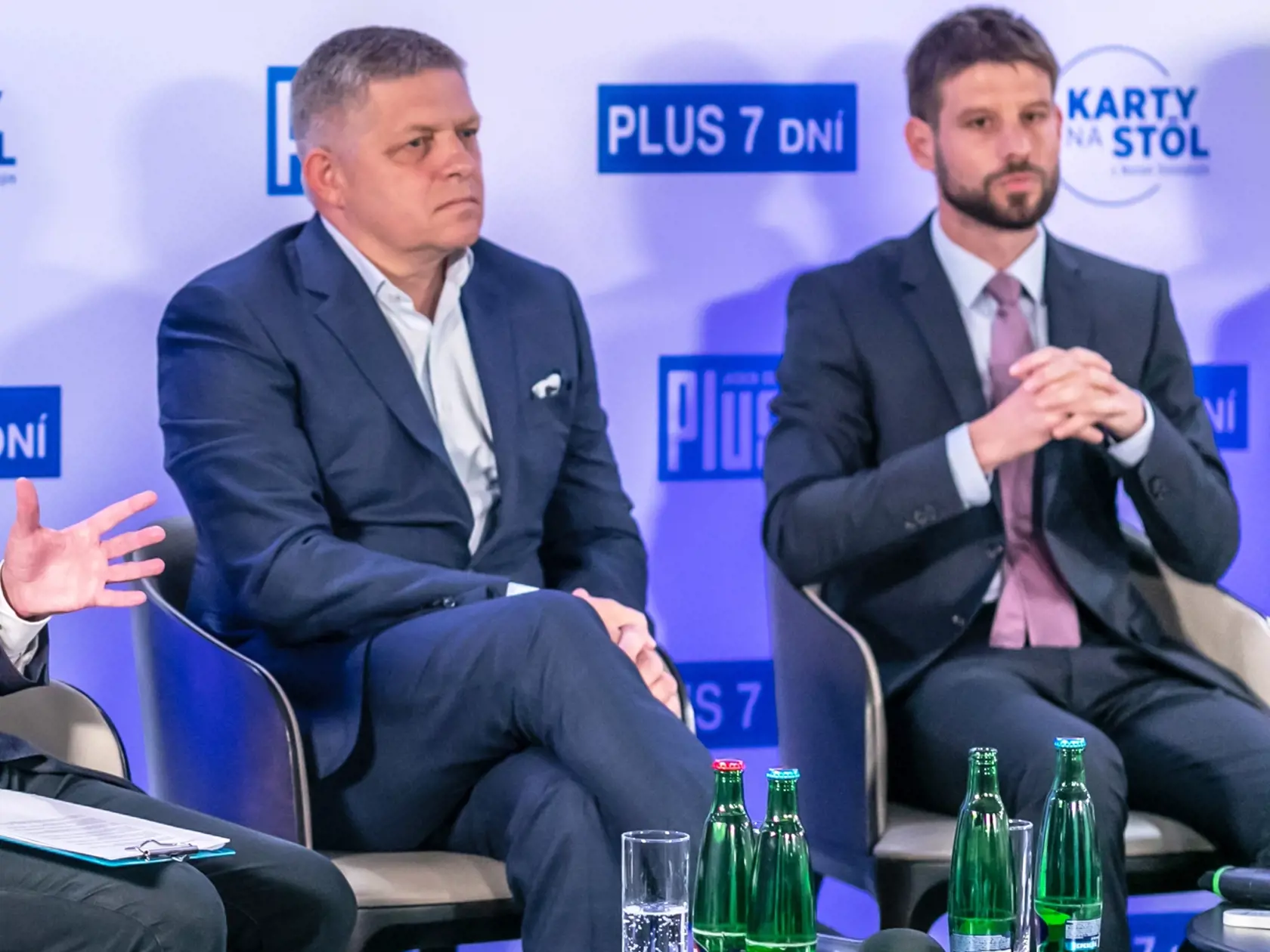 Moderátor Noro Dolinský, predseda Smeru Robert Fico a predseda PS Michal Šimečka počas predvolebnej diskusie politických lídrov.