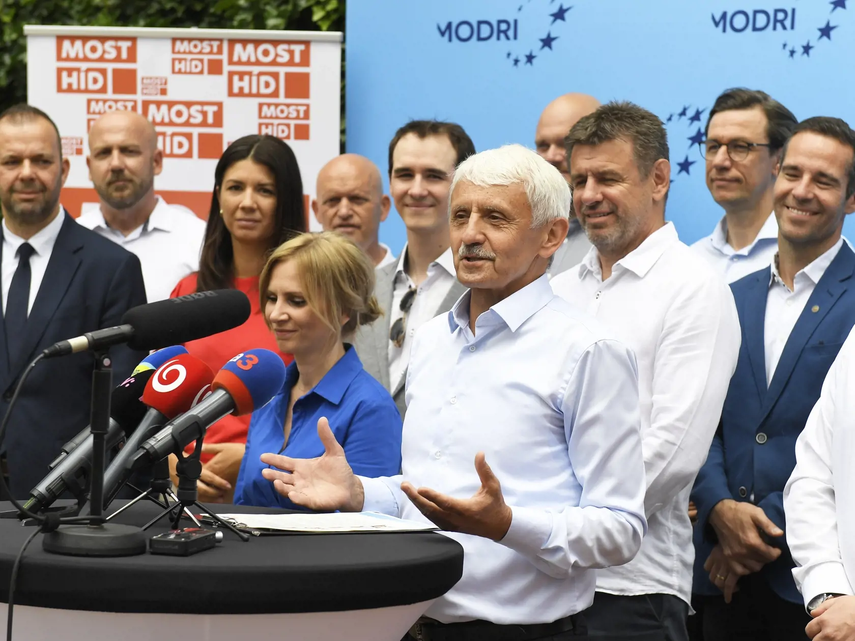 Na snímke, predseda Modrých Mikuláš Dzurinda, predstavuje kandidátku. Jeho sen o vytvorení veľkej a mocnej koalície, ktorá bude schopná konkurovať Ficovi sa zatiaľ nenaplnil.