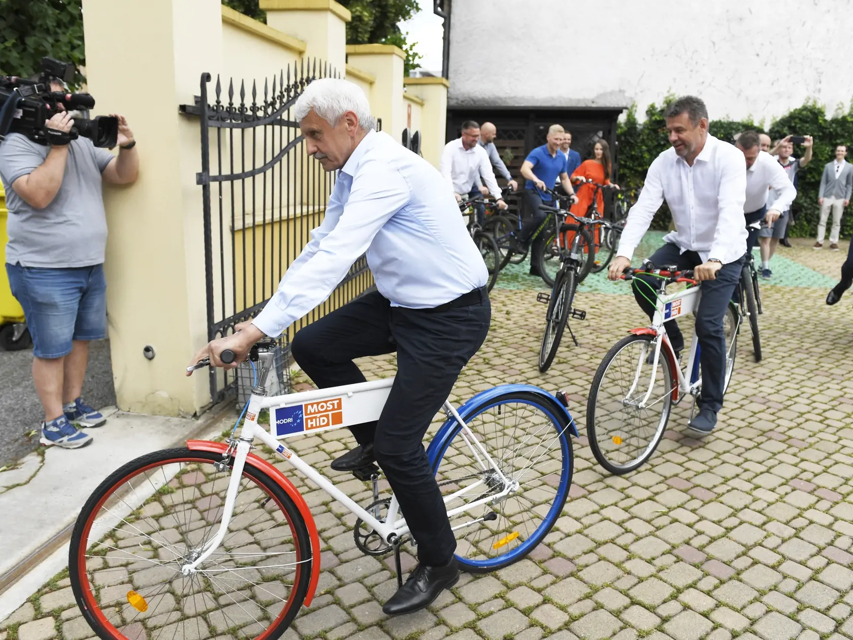 Mikuláš Dzurinda má, zatiaľ, na kandidátke niečo okolo 2 %. Mnohí volajú po tom, aby Modrí z boja o parlament upustili.