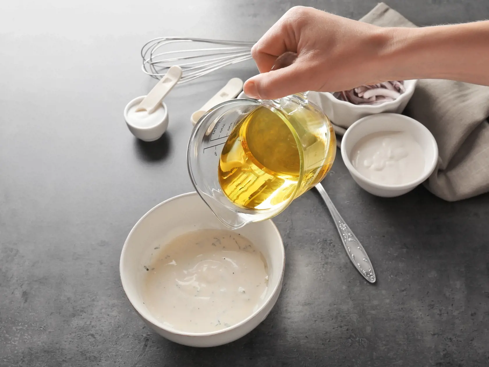 Ingrediencie na váš obľúbený koláč môžete "odvážiť" aj bez váhy.