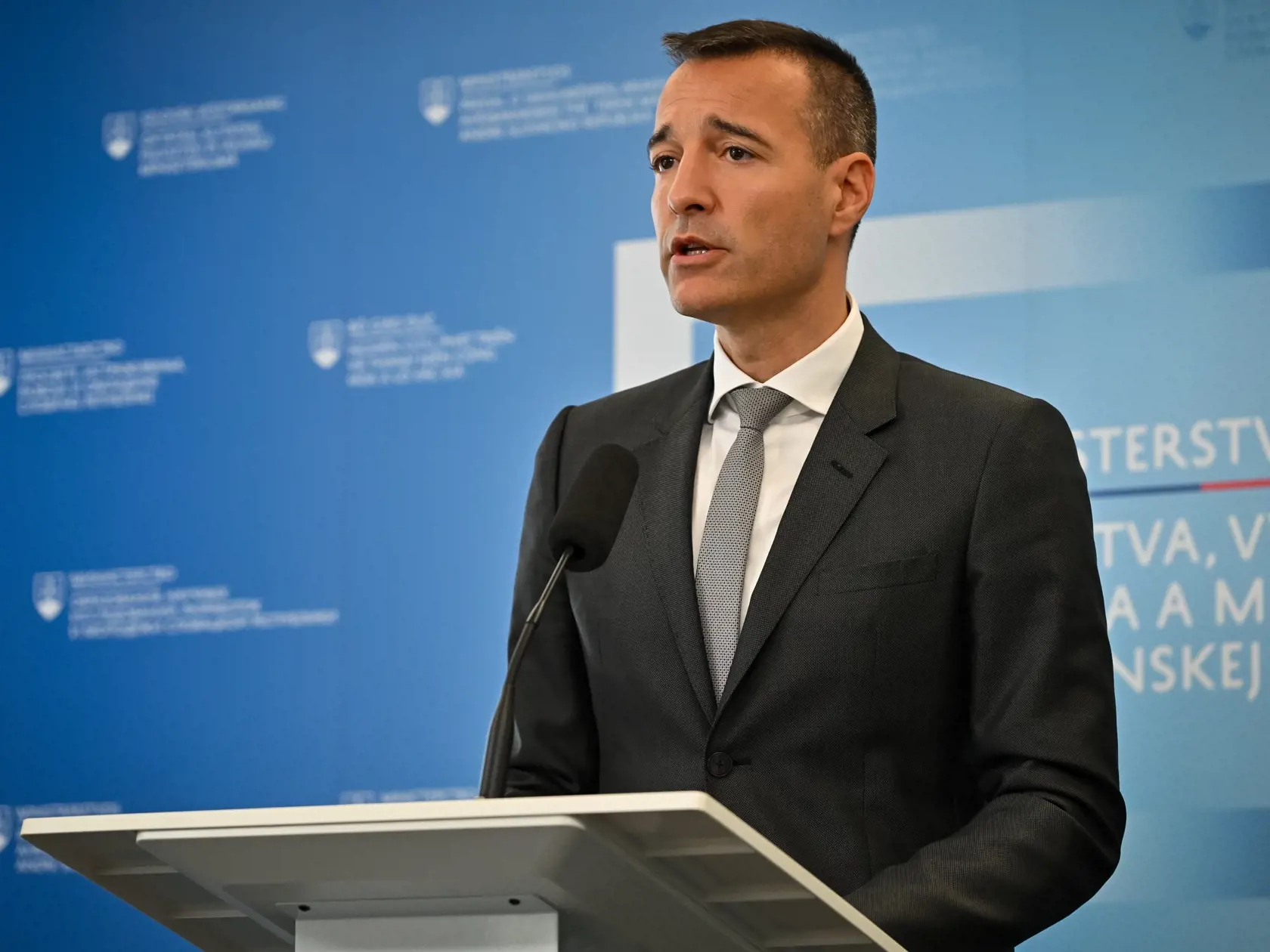 Minister školstva Tomáš Drucker. Hovorí, že všetko je v súlade so zákonom, či učiteľ dostane kvet alebo honosnú dovolenku.