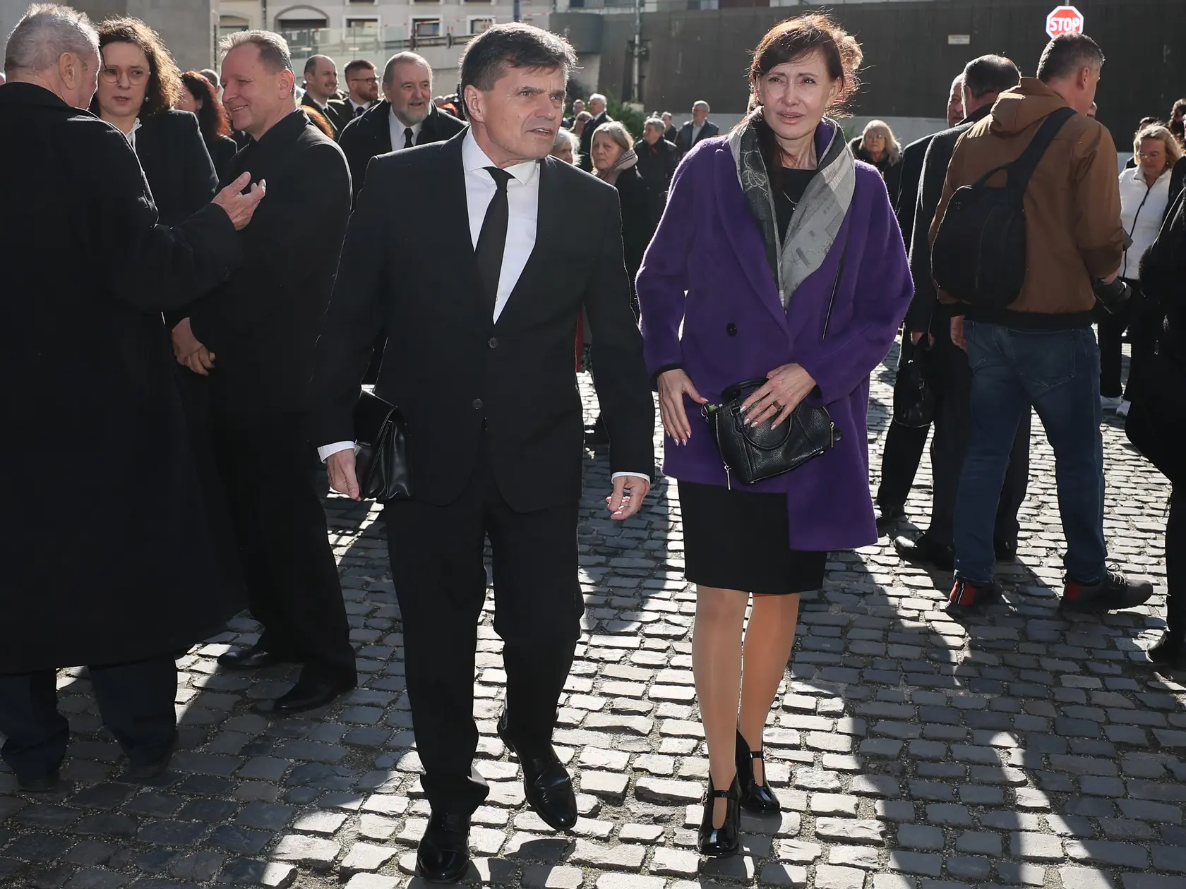 Posledná rozlúčka s hercom Štefanom Kvietikom († 90) v Dóme sv. Martina v Bratislave. Peter Plavčan s manželkou. 