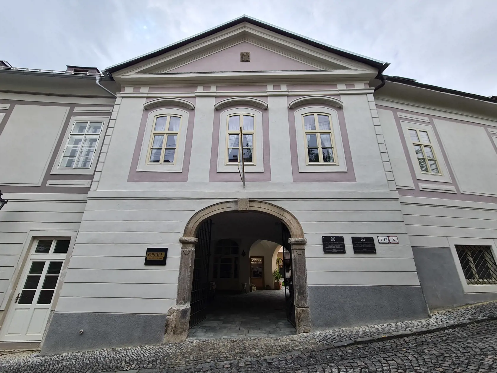 Zrekonštruovaný barokový palác v Banskej Štiavnici v ktorom má apartmán bývalý minister obrany Jaroslav Naď.