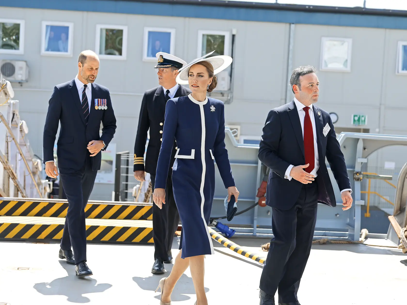 2025. Kate si uctila zosnulú svokru pri krstení lode HMS Glasgow, kde zaujala šatami tmavomodrej farby.