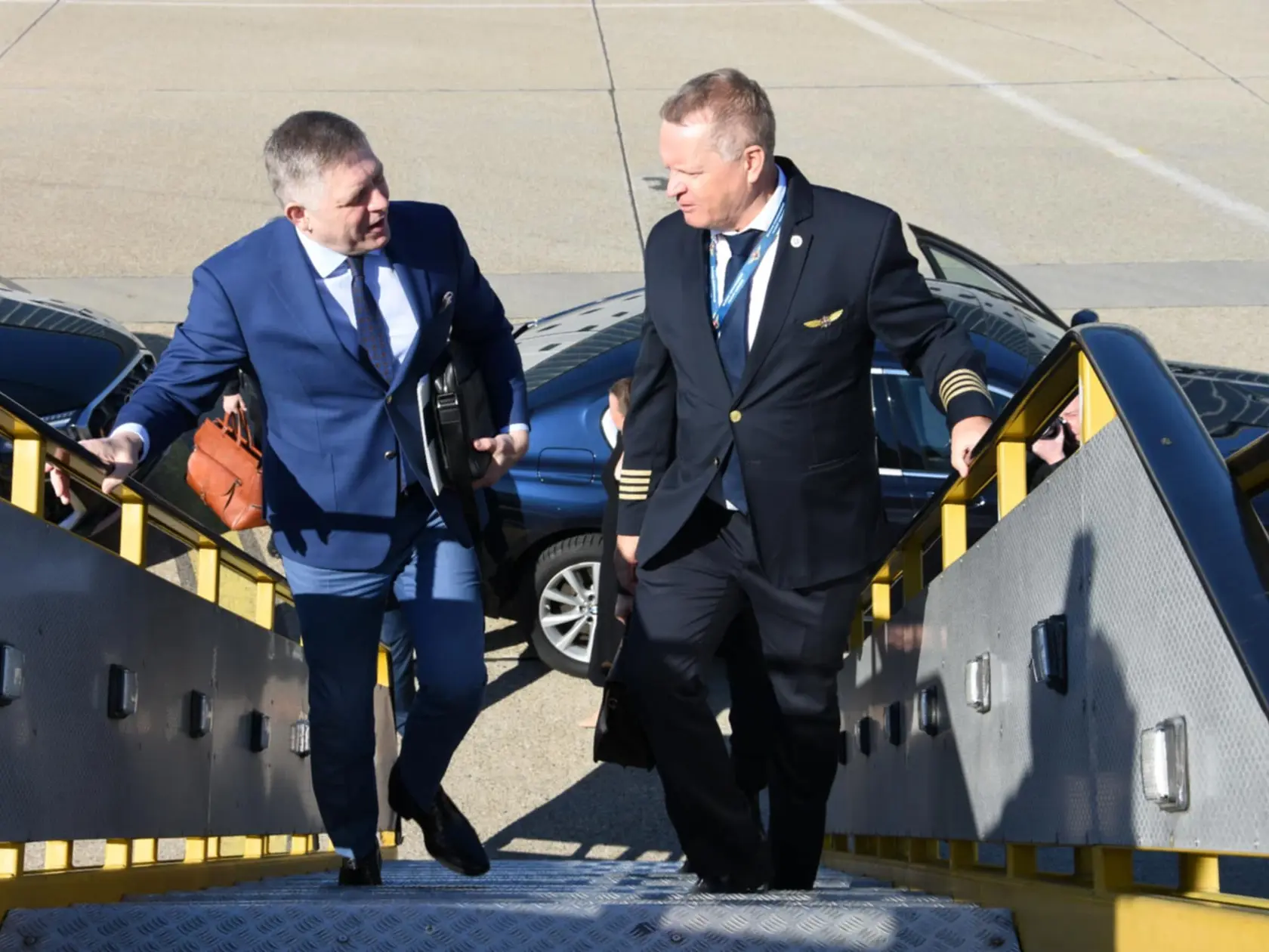 Na snímke premiér Robert Fico (vľavo) nastupuje do lietadla na letisku M.R. Štefánika v Bratislave vo štvrtok 20. marca 2025. Predseda vlády SR Robert Fico (Smer-SD) odcestoval vo štvrtok ráno do Bruselu na zasadnutie lídrov Európskej únie (EÚ), informuje spravodajca TASR. Lídri dvadsaťsedmičky budú rokovať o konkurencieschopnosti bloku a nadviažu na mimoriadny samit o Ukrajine a budúcnosti európskej obrany zo 6. marca. FOTO TASR - Martin Žigo    