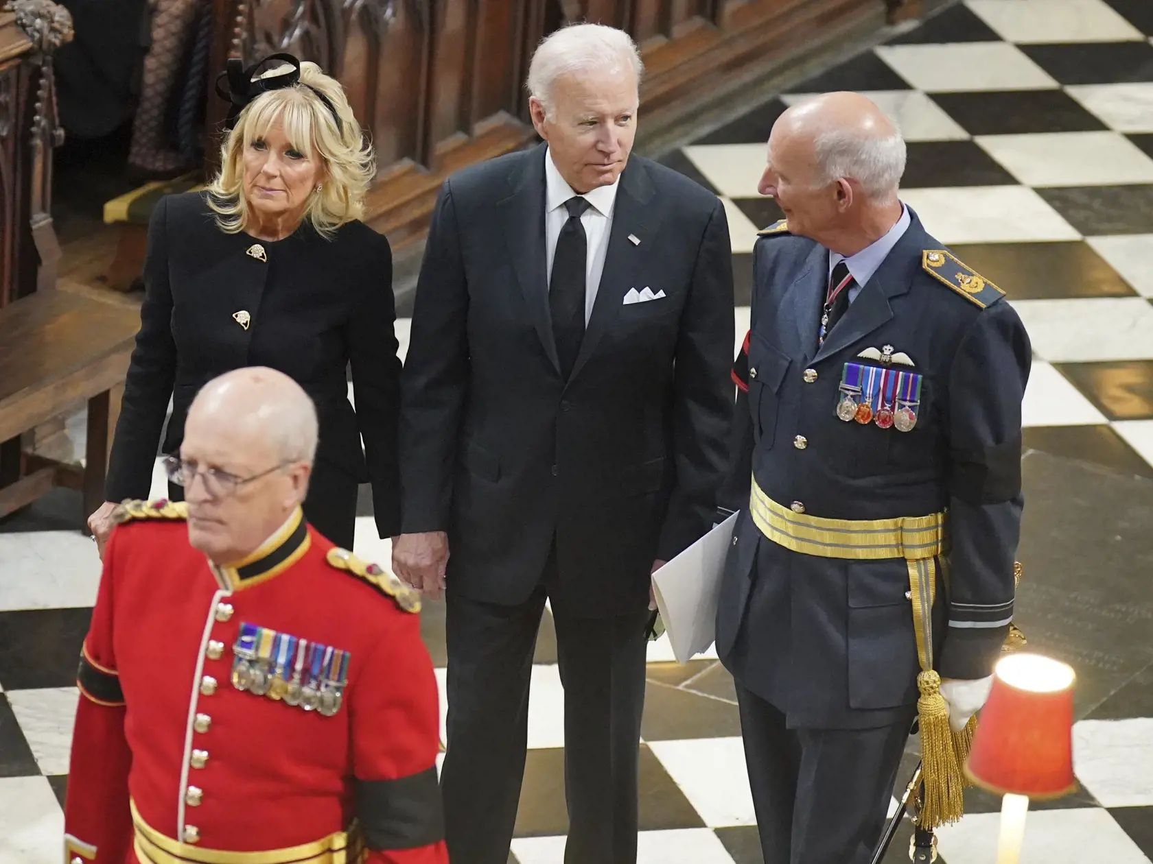 WA 42 Londýn - Americký prezident Joe Biden (druhý vpravo) a prvá dáma Spojených štátov Jill Bidenová prichádzajú na štátny pohreb britskej kráľovnej Alžbety II. do Westminsterského opátstva v Londýne v pondelok 


US President Joe Biden, center, and First Lady Jill Biden arrive for the funeral service of Queen Elizabeth II at Westminster Abbey in central London, Monday Sept. 19, 2022. The Queen, who died aged 96 on Sept. 8, will be buried at Windsor alongside her