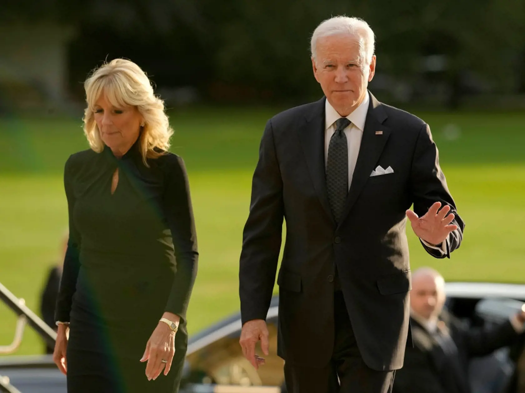 Na pohreb kráľovnej Alžbety II. v Londýne prišli politickí lídri, monarchovia aj zástupcovia diplomatických delegácií z celého sveta. Na fotke prvá dáma USA Jill Bidenová a prezident Joe Biden.