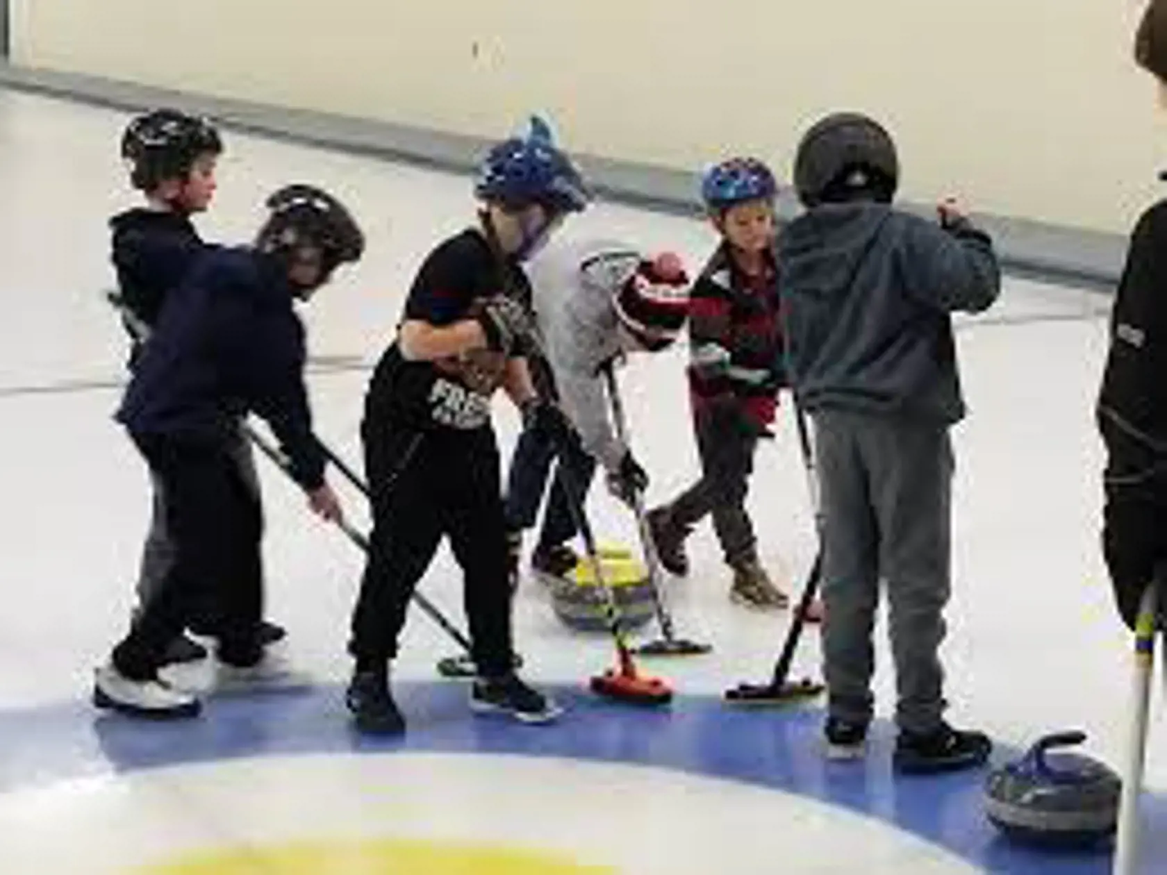 Počas 15 rokov si curling vyskúšali stovky detí.