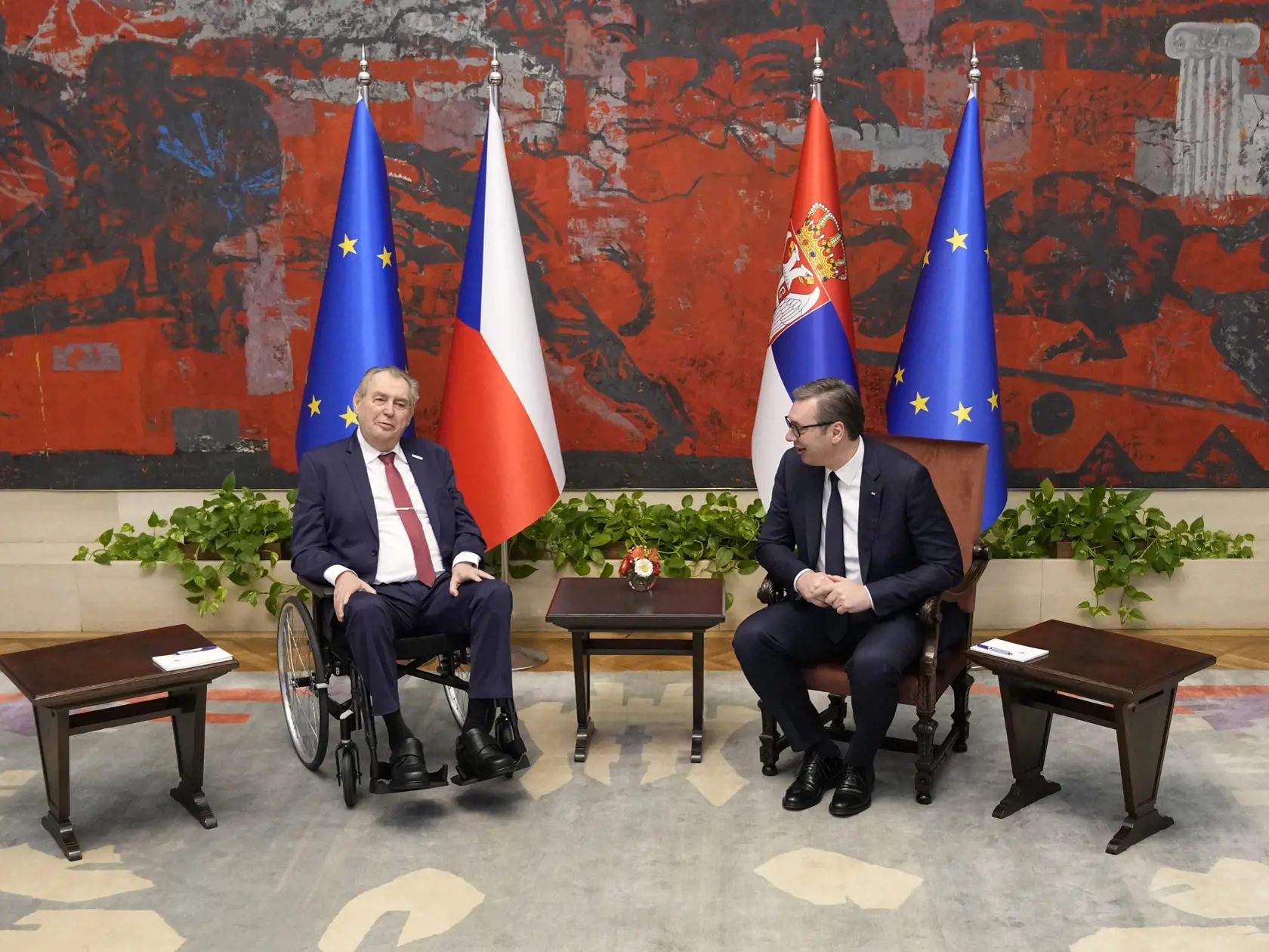 Na snímke odchádzajúci český prezident Miloš Zeman (vľavo) počas stretnutia so srbským prezidentom Aleksandrom Vučičom (vpravo) 30. januára 2023 v Belehrade.