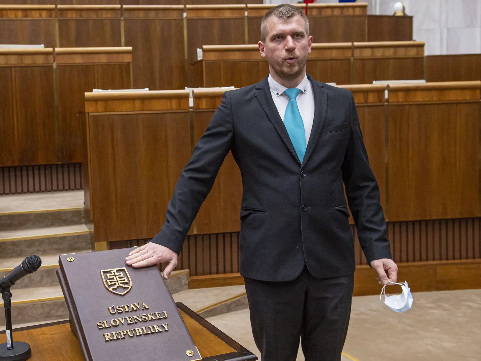 Na snímke Filip Kuffa (ĽSNS) skladá poslanecký sľub počas ustanovujúcej schôdze Národnej rady Slovenskej republiky (NR SR) VIII. volebného obdobia 20. marca 2020 v Bratislave. FOTO TASR - Michal Svítok 
