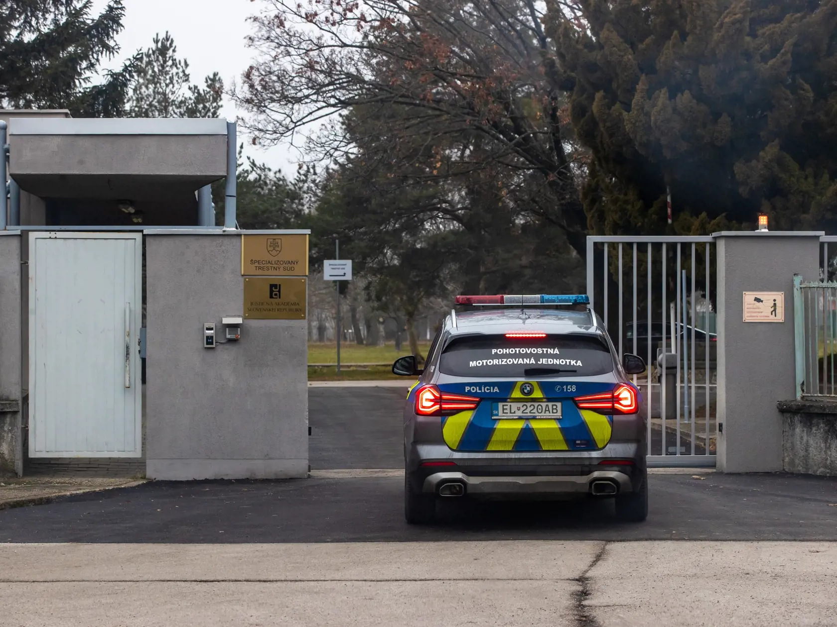 Na špecializovanom trestnom súde v Pezinku sa za prísnych bezpečnostných opatrení rozhoduje o väzbe pre obvineného Samuela, ktorý mal zavraždiť spolužiačku a učiteľku v Spišskej Starej Vsi.