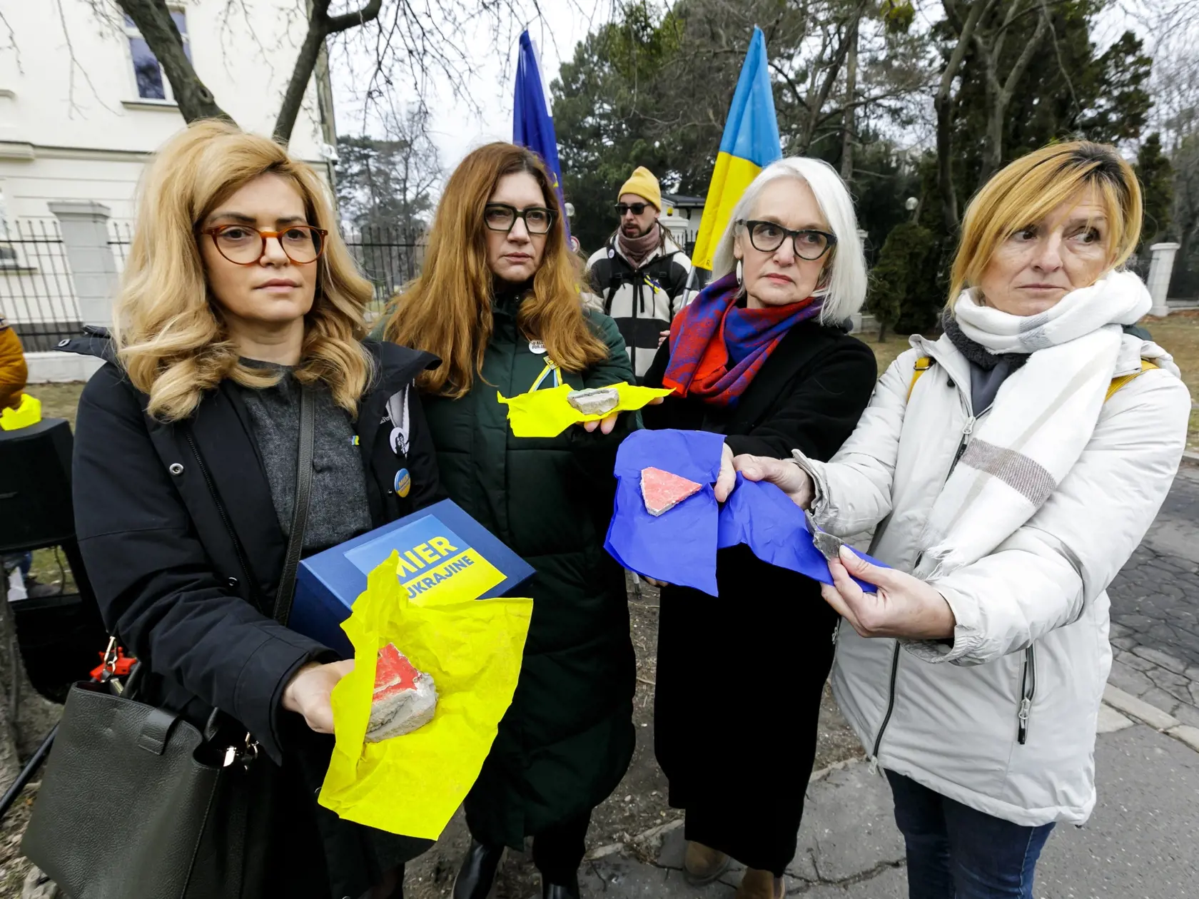 Na snímke sprava aktivistky iniciatívy Mier Ukrajine Viera Dubačová, Lucia Štasselová, Andrea Cocherová a Zuzana Izsáková počas tlačovej konferencie  po návrate z hlavného mesta Ukrajiny. Priniesli dôkazy "darček pre Fica" o tom, že tam vojna v skutočnosti trvá, v reakcii na vyjadrenie premiéra, že v Kyjeve nie je vojna. V Bratislave 1. februára 2024. FOTO TASR - Dano Veselský