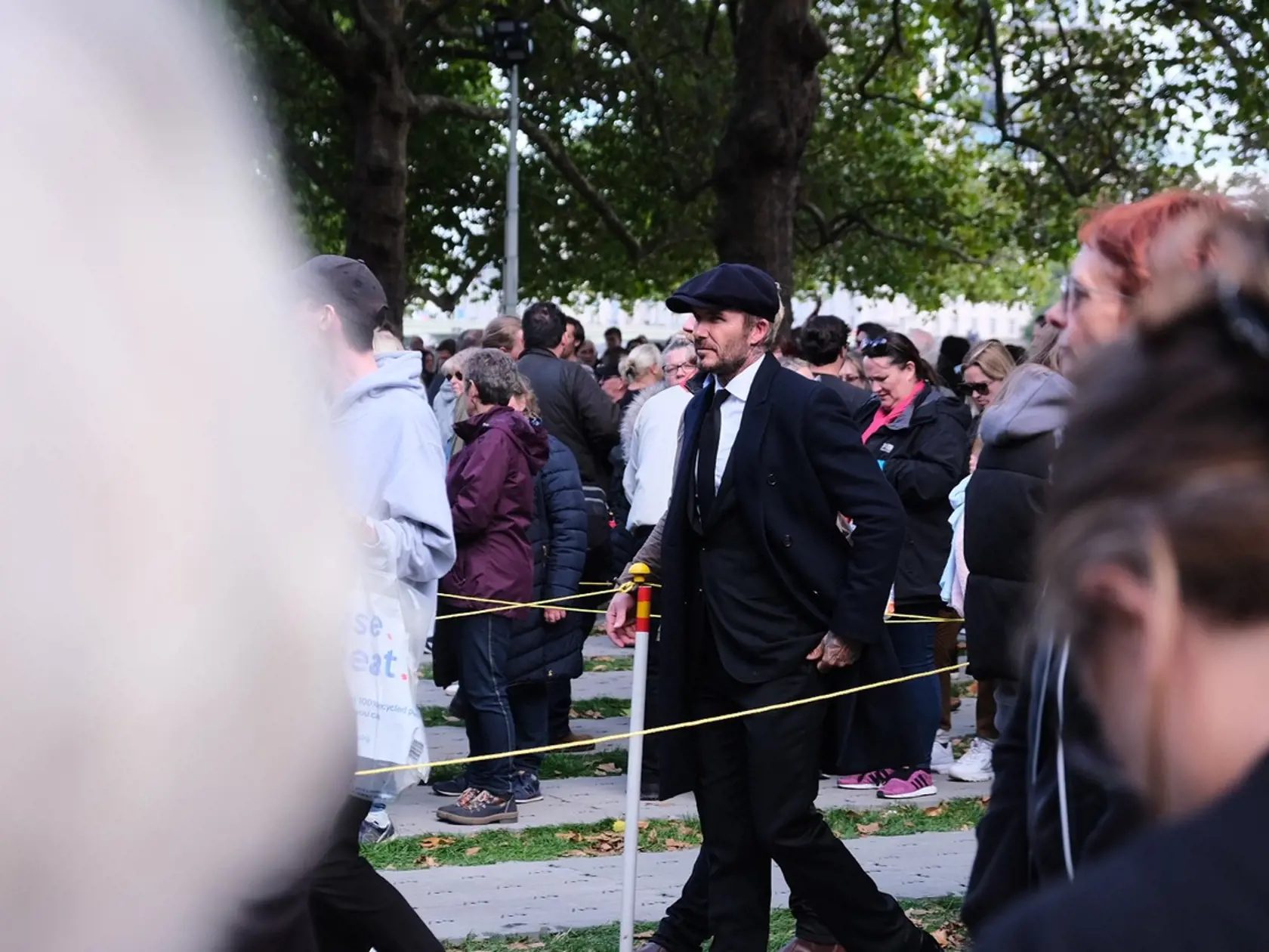 Ikonický David Beckham si bez problémov ako bežný človek vystál radu na to, aby sa mohol pokloniť Kráľovnej Alžbete II.