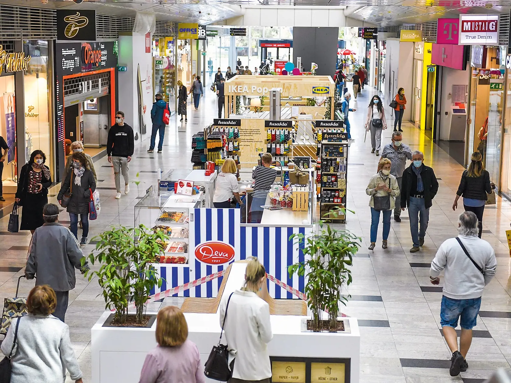 . Konečne sa otvoria všetky obchody s dodržaním 15 metrov štvorcových na zákazníka, no detské kútiky či sedacie sekcie ostávajú zatvorené.