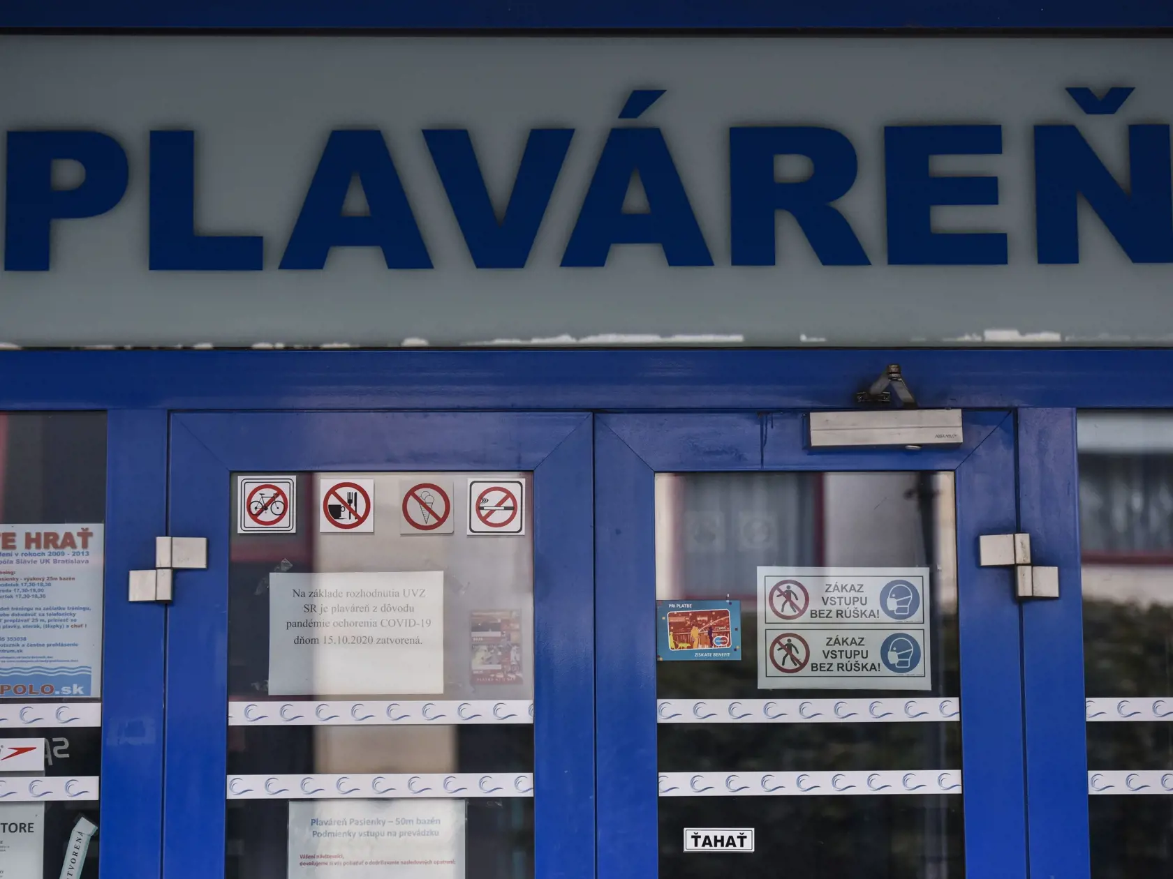 Bazény a plavárne môžu fungovať pre maximálne šesť ľudí s negatívnym testom.