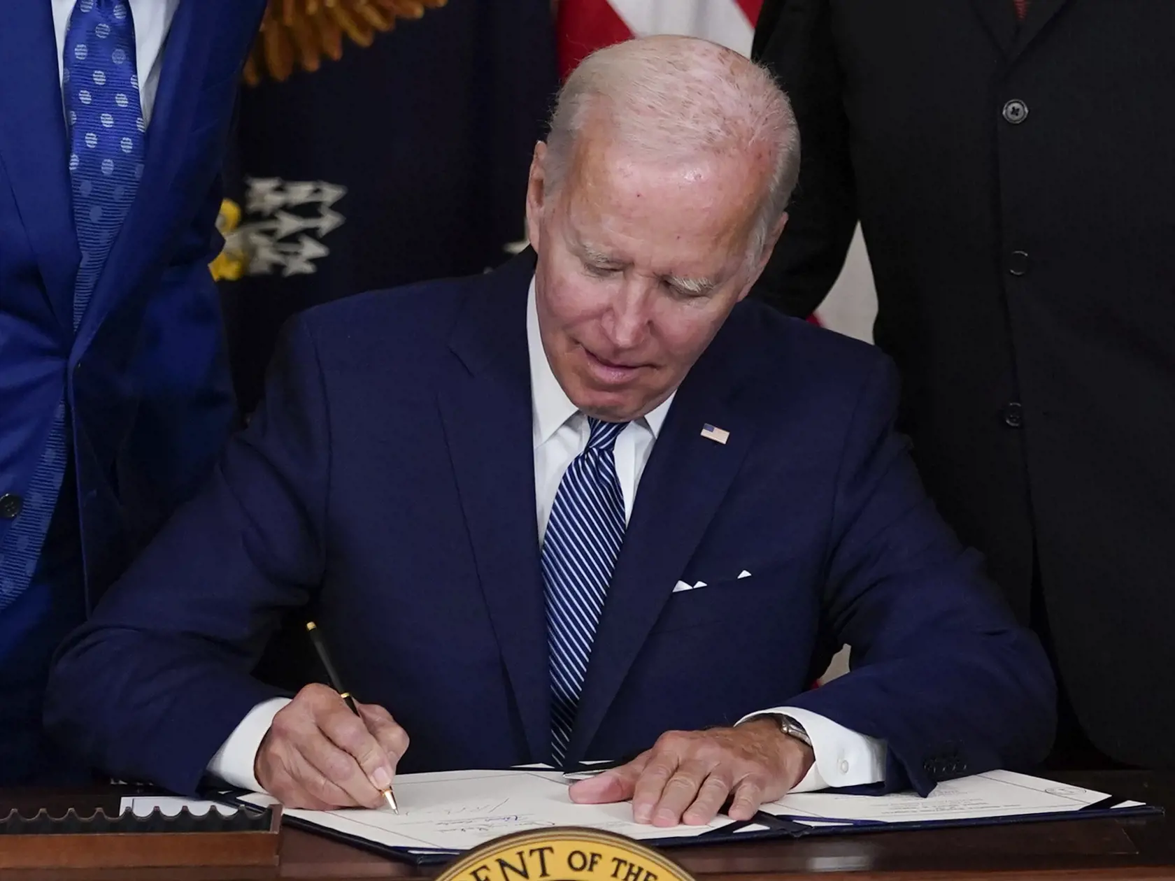 Americký prezident Joe Biden podpísal v utorok zákon o klimatickej zmene, zdravotnej starostlivosti a daniach, 16. augusta 2022 vo Washingtone.