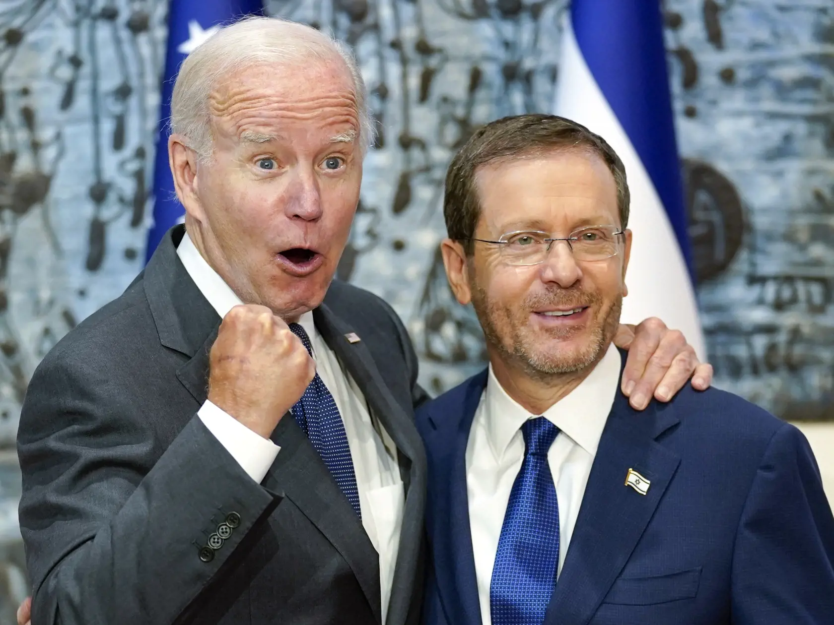 Na snímke zľava americký prezident Joe Biden a izraelský prezident Jicchak Herzog počas stretnutia v prezidentskej rezidencii v Jeruzaleme 14. júla 2022.
