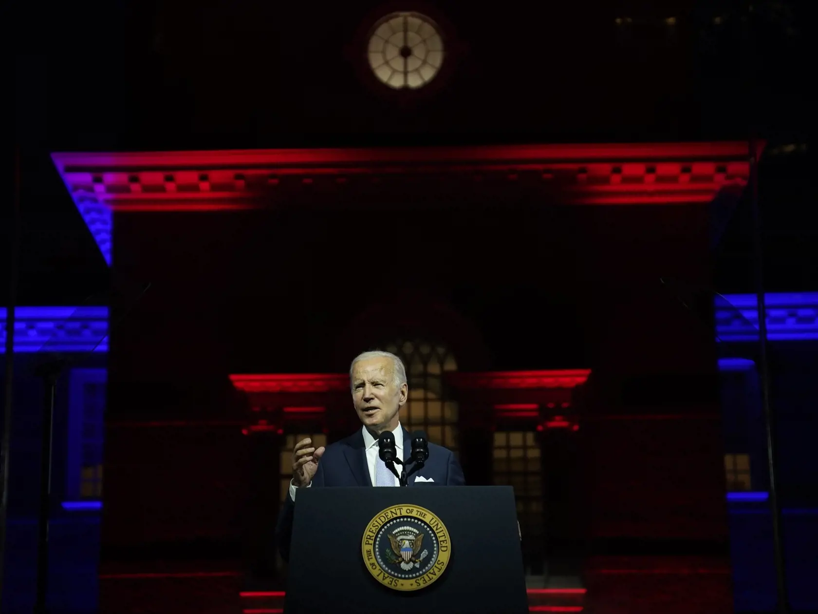 Americký prezident Joe Biden hovorí počas prejavu 1. septembra 2022 vo Filadelphii.  A