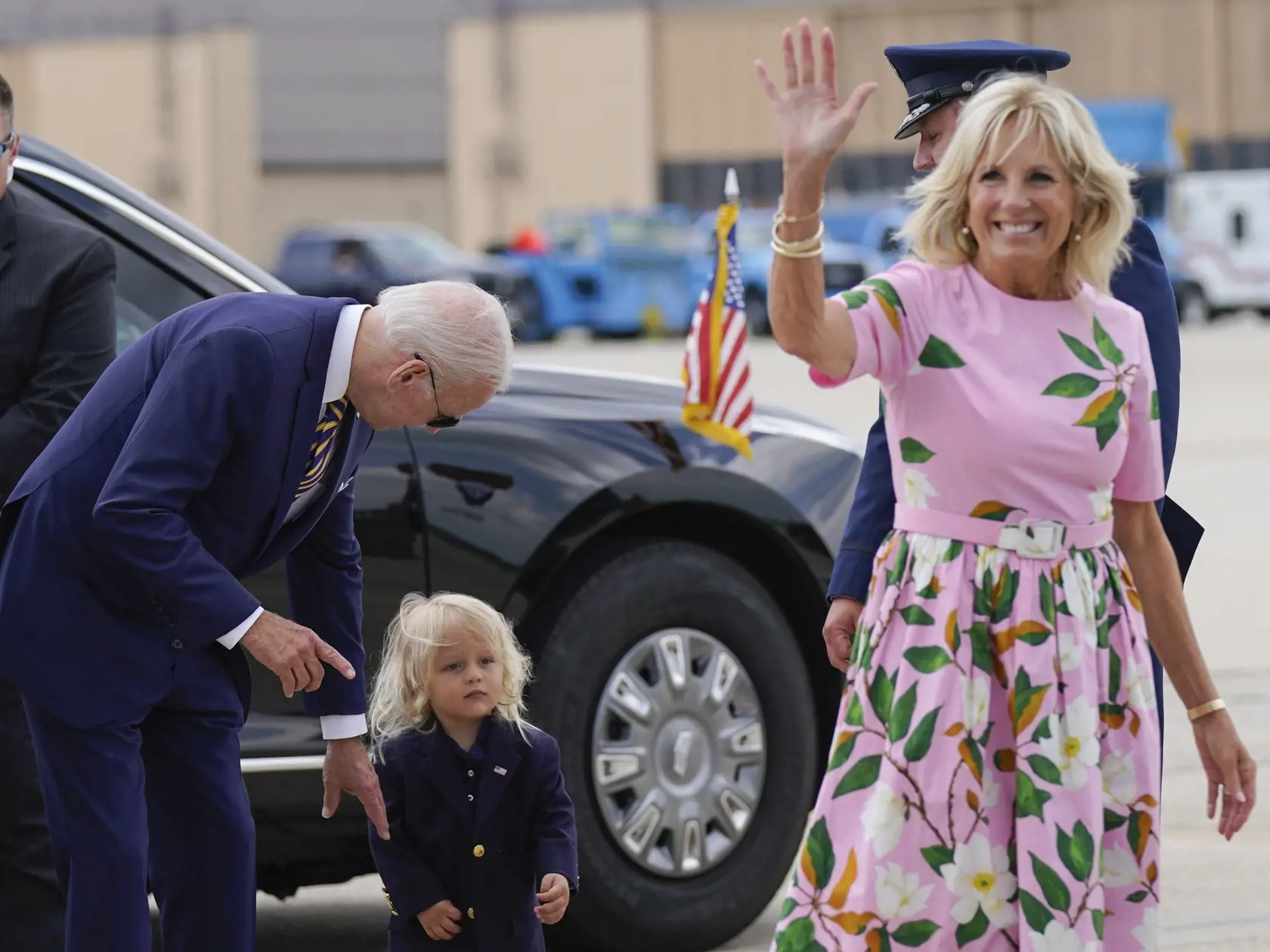 Na archívnej snímke z 10. augusta 2022 americký prezident Joe Biden (druhý zľava), prvá dáma Spojených štátov Jill Bidenová (vpravo) a ich vnuk Beau Biden mávajú počas nástupu do lietadla Air Force One na Andrewsovovej vojenskej základni.