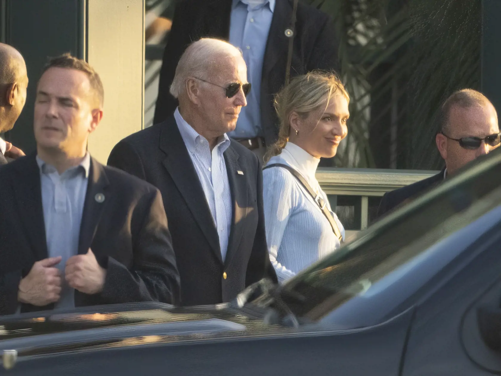 Americký prezident Joe Biden (tretí sprava) a jeho nevesta Melissa Cohenová (druhá sprava) odchádzajú zo súkromnej pláže na ostrove Kiawah, americkom štáte Južná Karolína v utorok 16. augusta 2022.