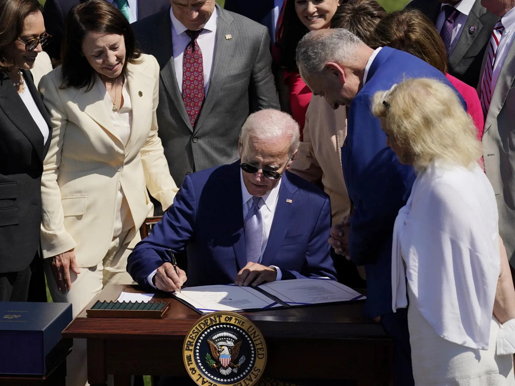 Americký prezident Joe Biden podpisuje prelomový zákon o dotáciách vo výške 52,7 miliardy USD (51,49 miliardy eur) na podporu výroby a výskum polovodičov v USA, v Bielom dome vo Washingtone 9. augusta 2022.