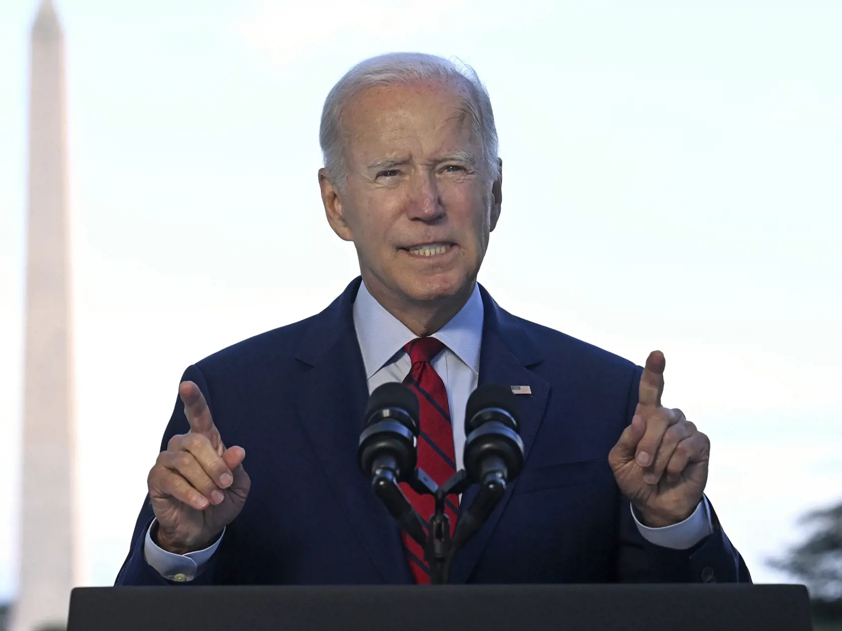 Americký prezident Joe Biden gestikuluje počas televízneho prejavu k národu na balkóne Modrej izby Bieleho domu vo Washingtone v pondelok 1. augusta 2022.