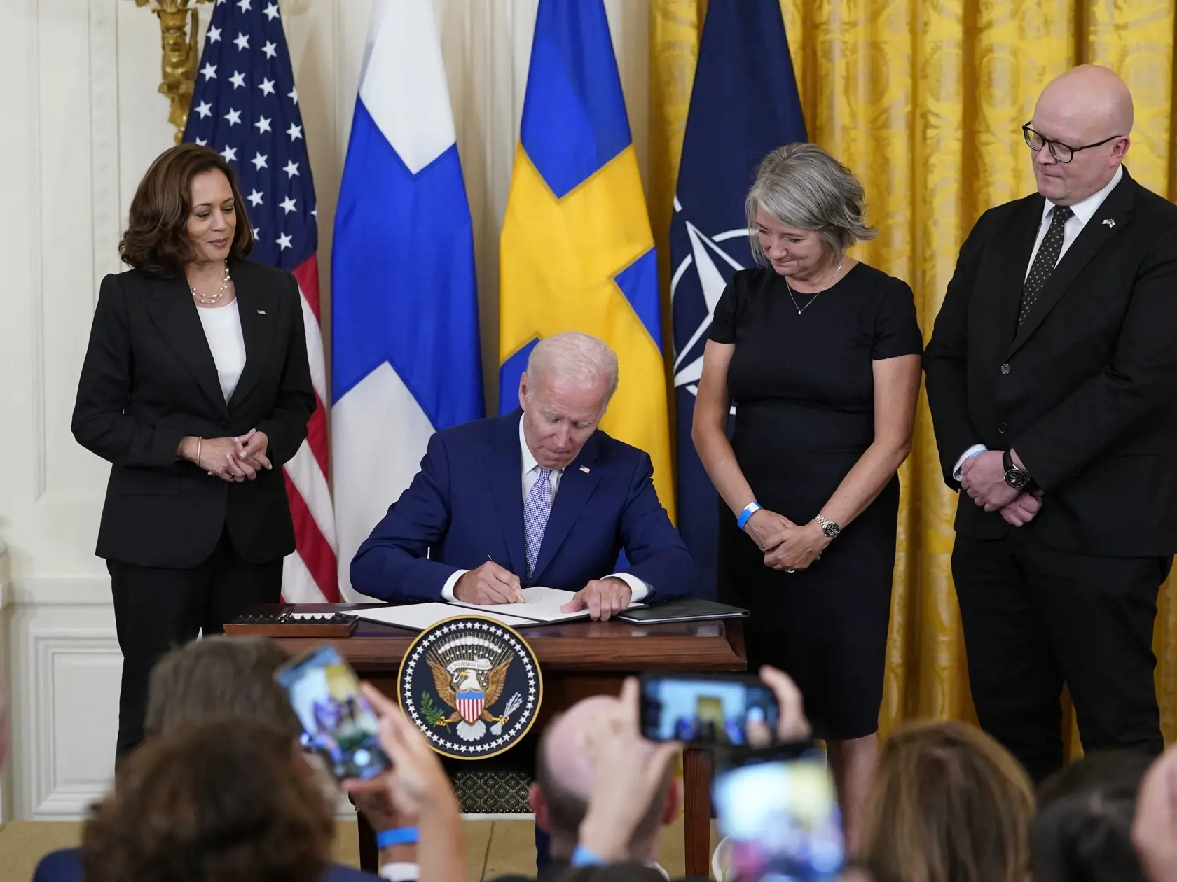 Americký prezident Joe Biden podpisuje dokument povoľujúci vstup Fínska a Švédska do NATO 9. augusta 2022 vo Washingtone.
