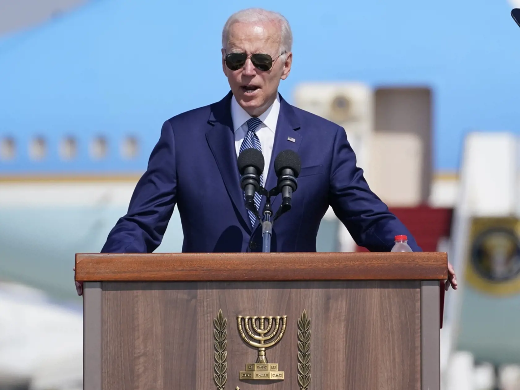 Americký prezident Joe Biden  počas príhovoru po jeho prílete do Izraela na letisku Bena Guriona v Tel Avive 13. júla 2022.
