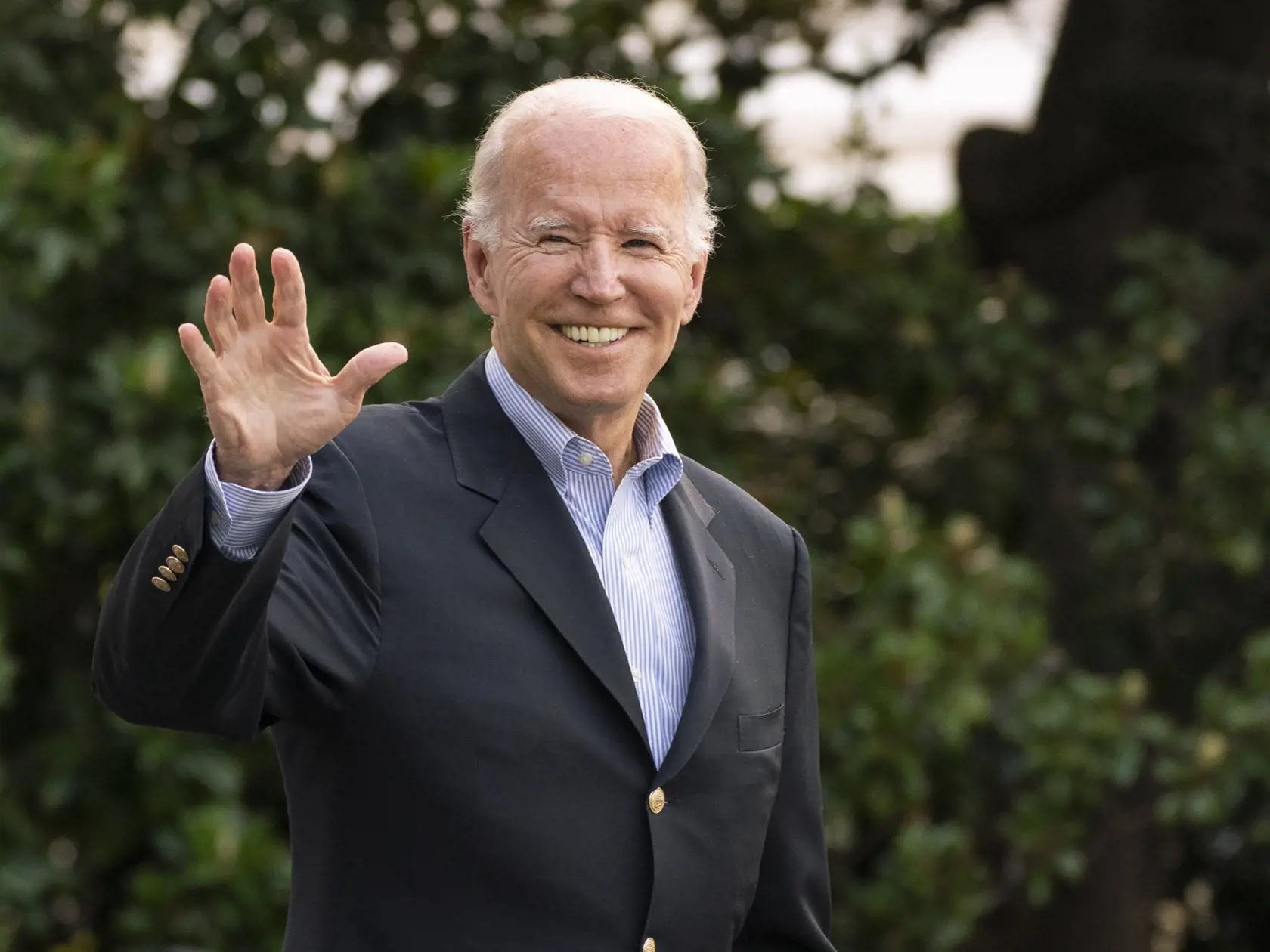 Americký prezident Joe Biden máva pred odchod z Bieleho domu do dovolenkového sídla v štáte Delaware vo Washingtone 7. augusta 2022.