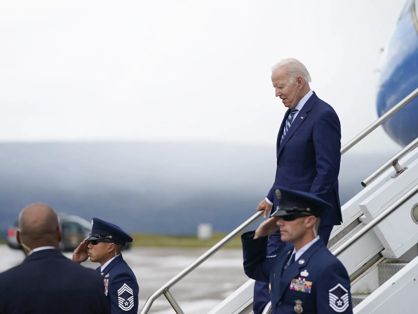 Americký prezident Joe Biden vystupuje z lietadla po jeho prílete na medzinárodné letisko Wilkes-Barre Scranton v meste Avoca v americkom štáte Pensylvánia 30. augusta 2022, kde vystúpi s prejavom na tému kontroly zbraní.