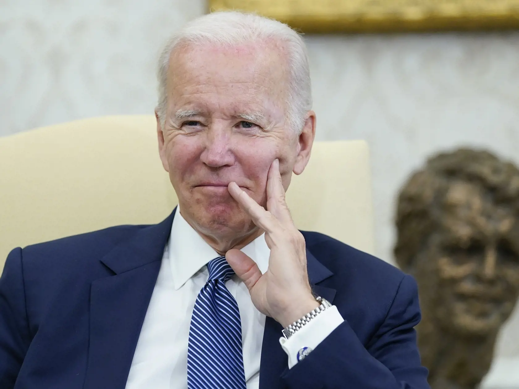 Na snímke americký prezident Joe Biden počúva mexického prezidenta Andrésa Manuela Lópeza Obradora počas stretnutia v Bielom dome vo Washingtone 12. júla 2022.