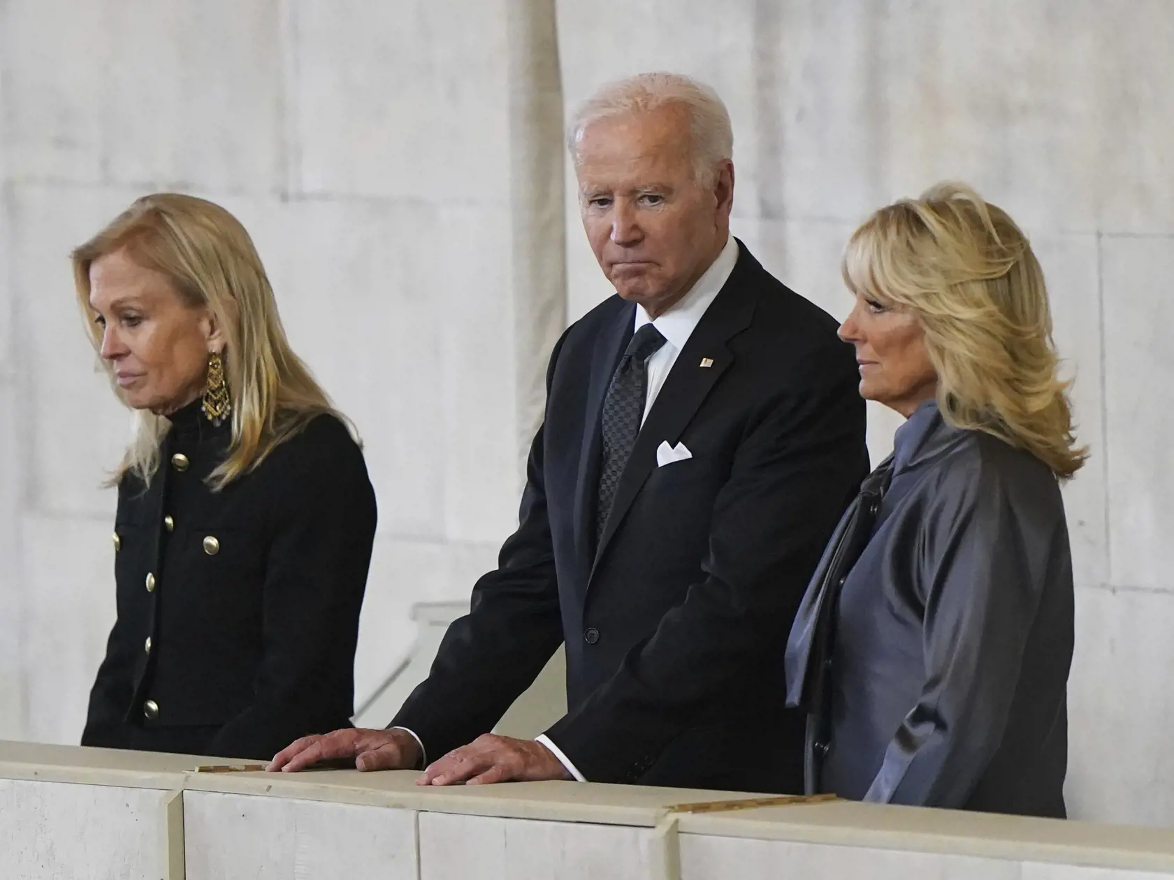 Americký prezident Joe Biden (uprostred) a prvá dáma USA Jill Bidenová (vpravo) vzdávajú úctu pri rakve s telesnými pozostatkami zosnulej britskej kráľovnej Alžbety II. vo Westminster Hall, najstaršej časti Westminsterského paláca v Londýne 18. septembra 2022.