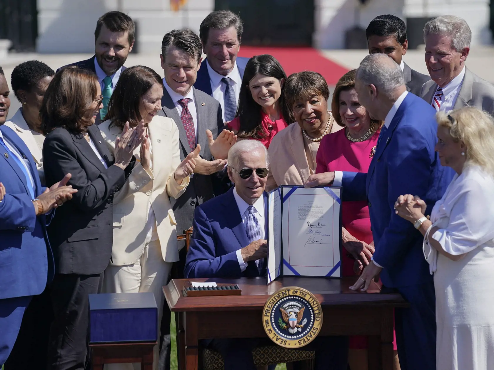 Americký prezident Joe Biden podpísal prelomový zákon o dotáciách vo výške 52,7 miliardy USD (51,49 miliardy eur) na podporu výroby a výskum polovodičov v USA, v Bielom dome vo Washingtone 9. augusta 2022.