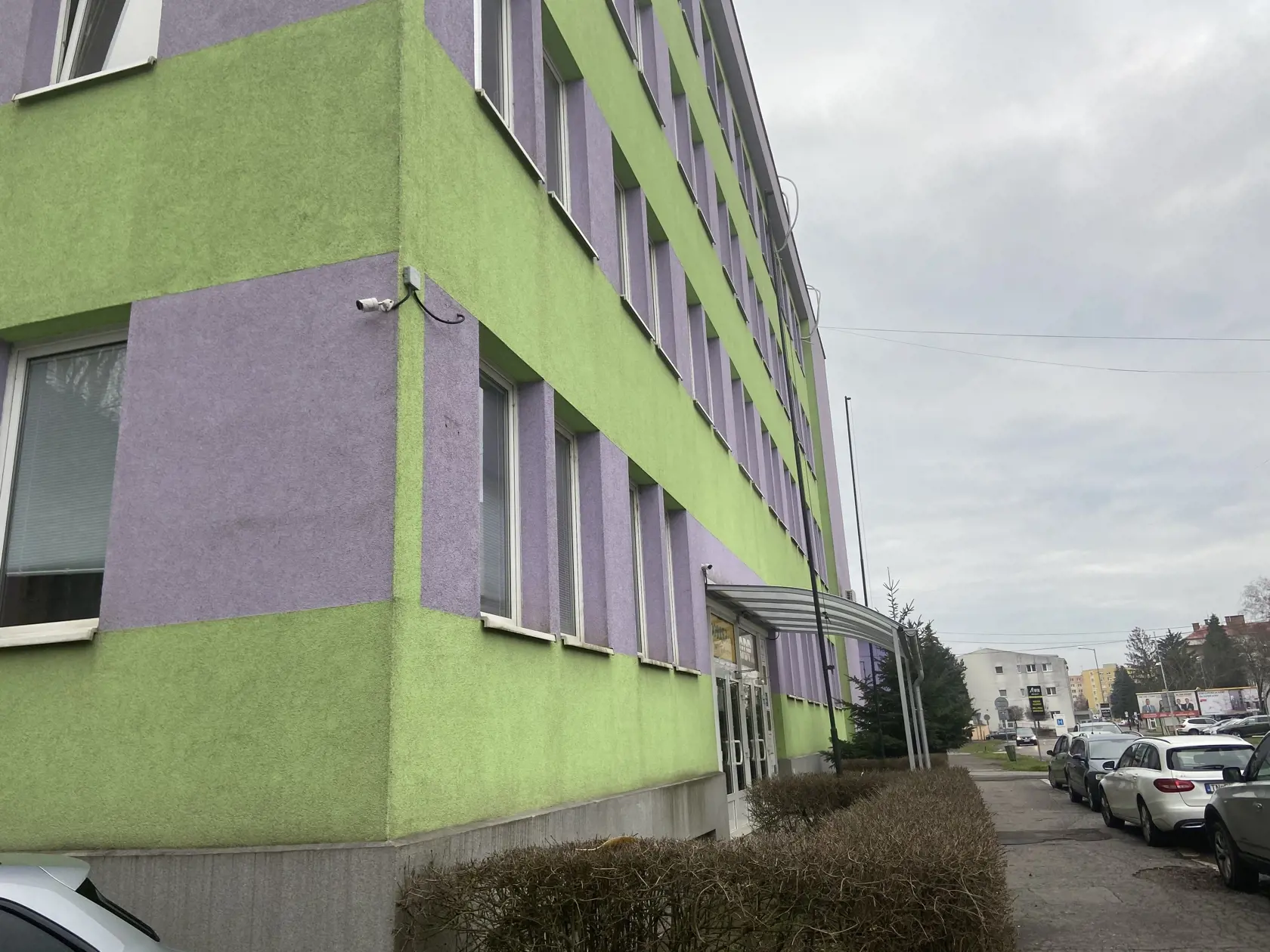 Miesto tragédie s bytmi a administratívnymi budovami okolo je hojne monitorované kamerami.