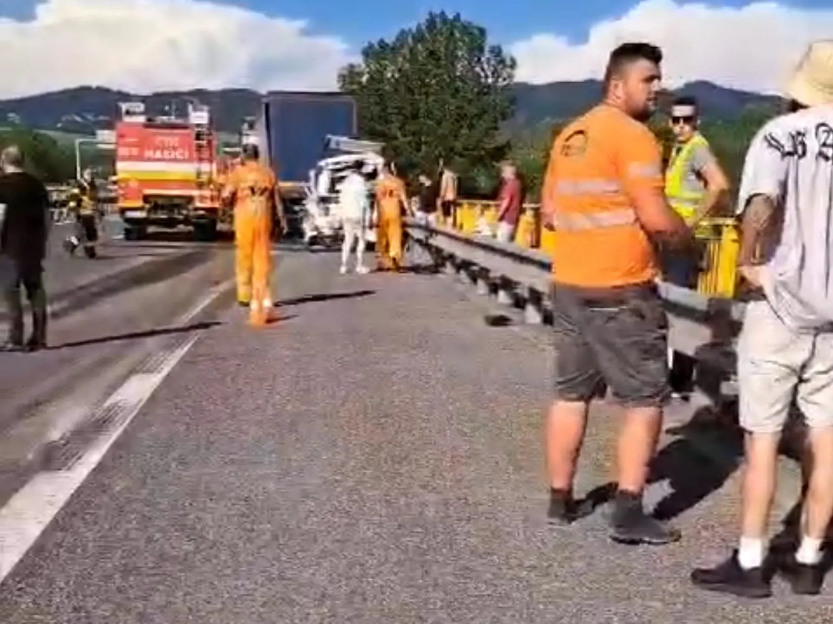 Na diaľnici pristál aj vrtuľník. Kamión podľa svedka vrazil do policajného auta aj do hasičov.