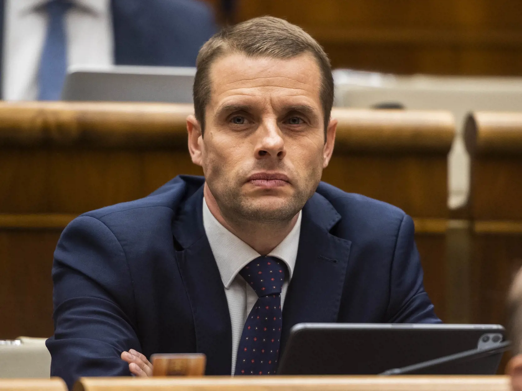 V predchádzajúcej vláde pôsobil ako štátny tajomník na ministerstve zahraničia.