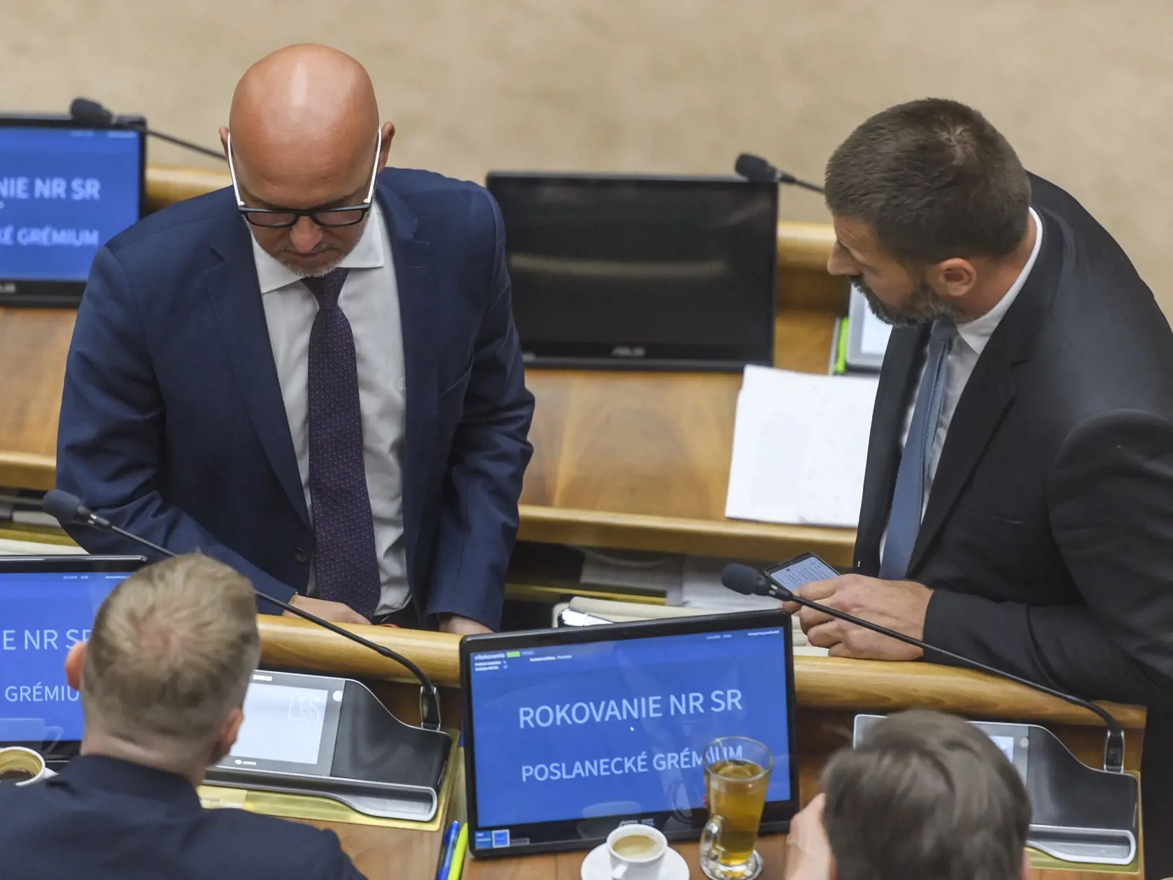 Na snímke zľava poslanci NR SR Branislav Gröhling a Marián Viskupič (obaja SaS) počas 12. schôdze NR SR v Bratislave 21. mája 2024. FOTO TASR - Jaroslav Novák