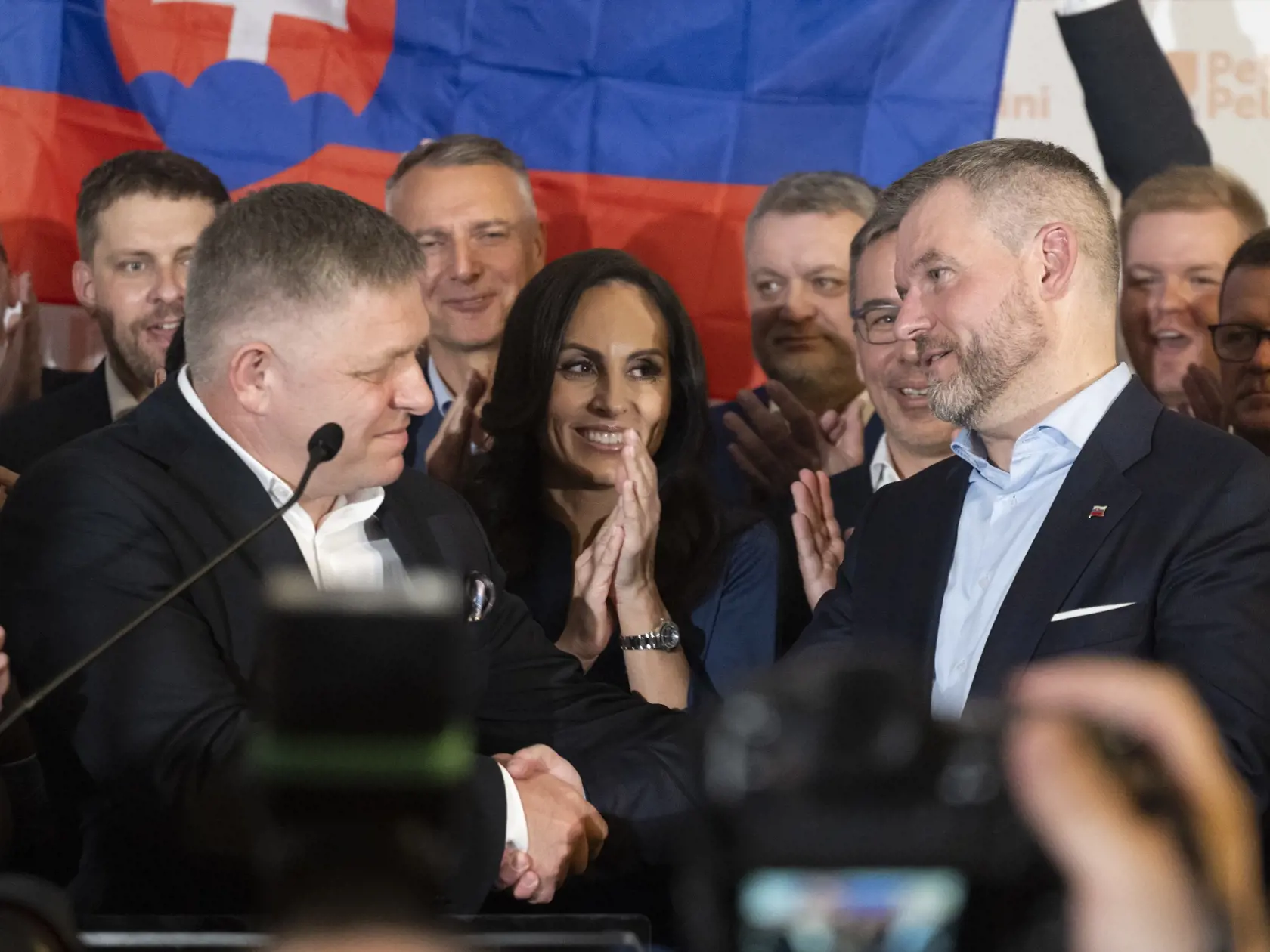 Na snímkePeter Pellegrini (vpravo) reaguje na predbežné neoficiálne výsledky vo volebnej centrále, vľavo mu gratuluje premiér SR Robert Fico v nedeľu 7. apríla 2024 v Bratislave.