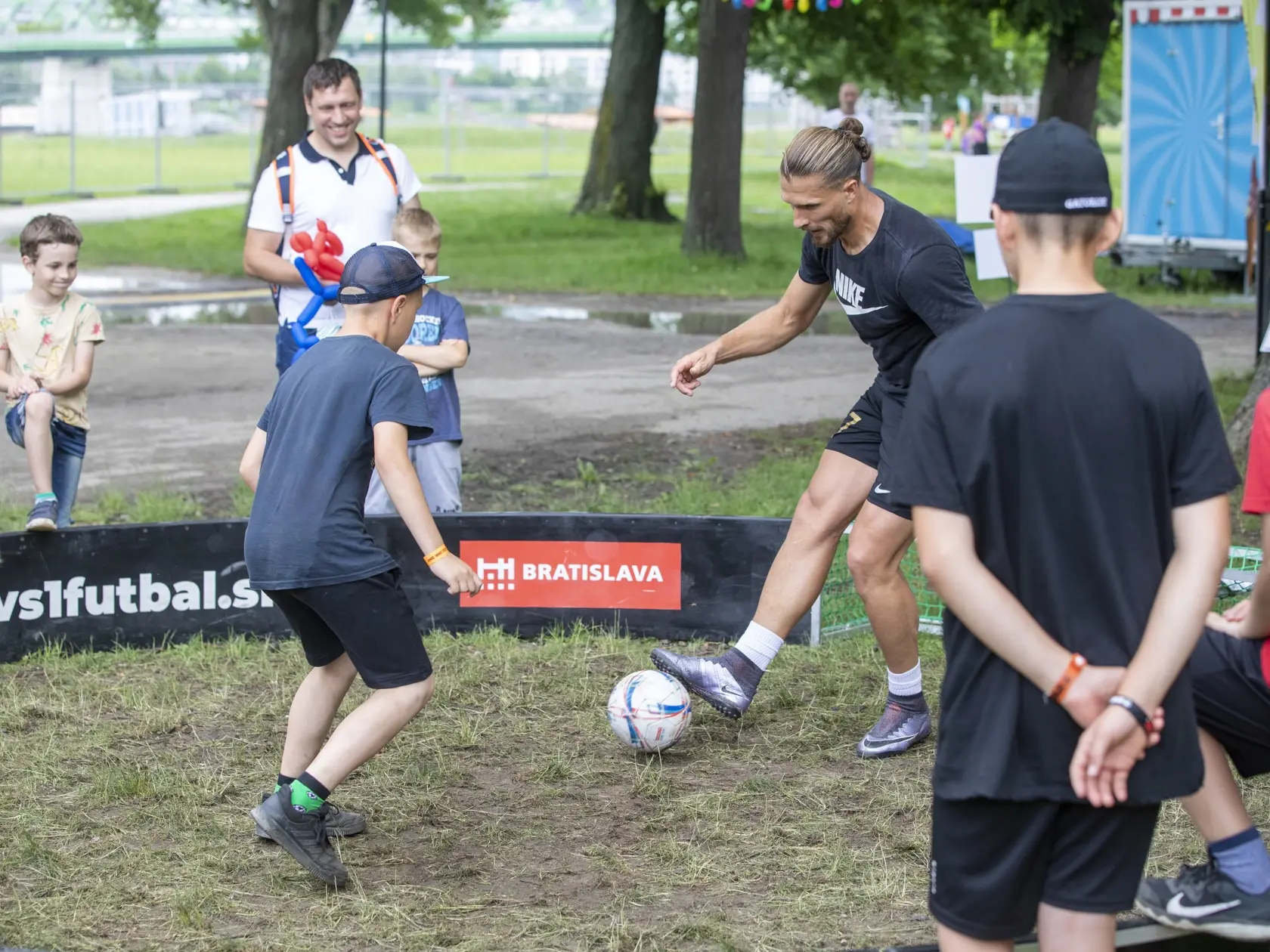 One Way Fest spoločenstva Milosť. Futbalista Erik Čikoš si s deťmi zahral aj futbal.