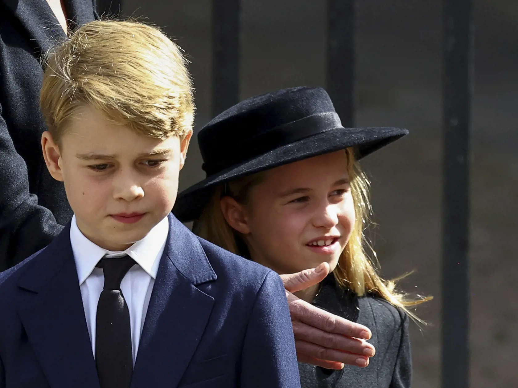Na snímke britský princ George a princezná Charlotte kráčajú po skončení štátneho pohrebu zosnulej britskej kráľovnej Alžbety II. z Westminsterského opátstva v Londýne v pondelok 19. septembra 2022.