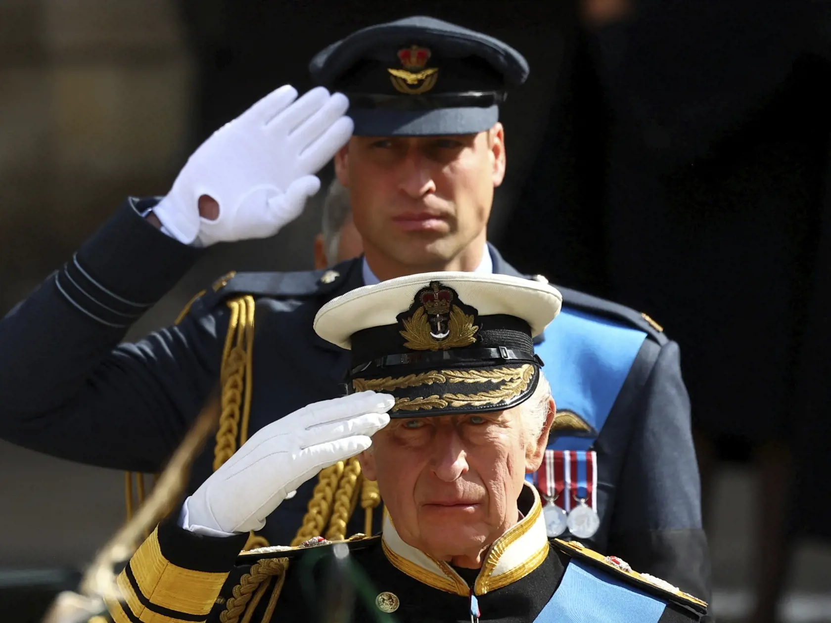 Na snímke britský kráľ Charles III. (v popredí) a jeho syn, britský princ William salutujú na štátnom pohrebe britskej kráľovnej Alžbety II. vo Westminsterskom opátstve.