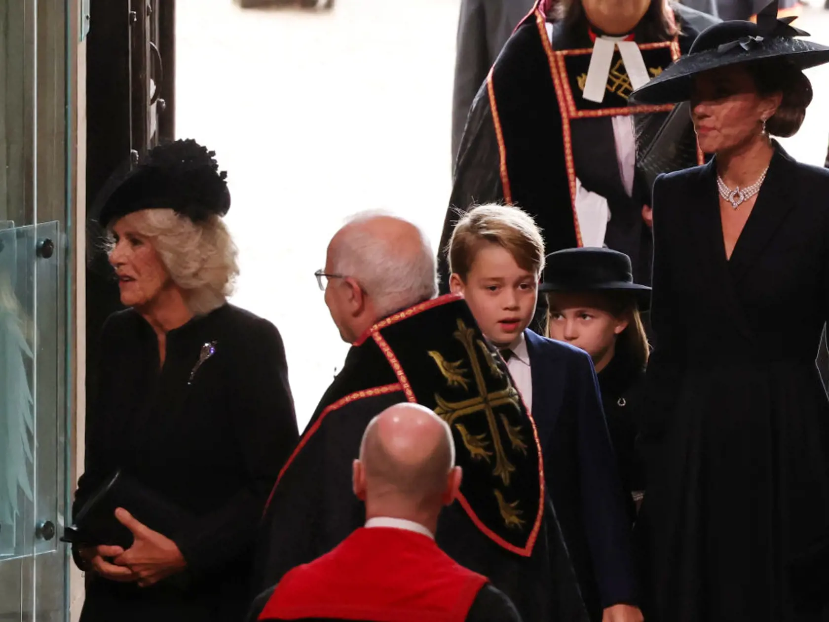 Kráľovná manželka Camilla dorazila na pohreb Alžbety II. s princeznou Kate, princom Georgom a princeznou Charlotte.