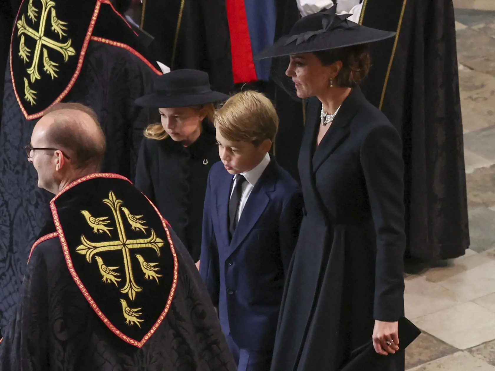 Pohrebu sa zúčastnili aj pravnúčatá kráľovnej Alžbety II. princ George a princezná Charlotte.