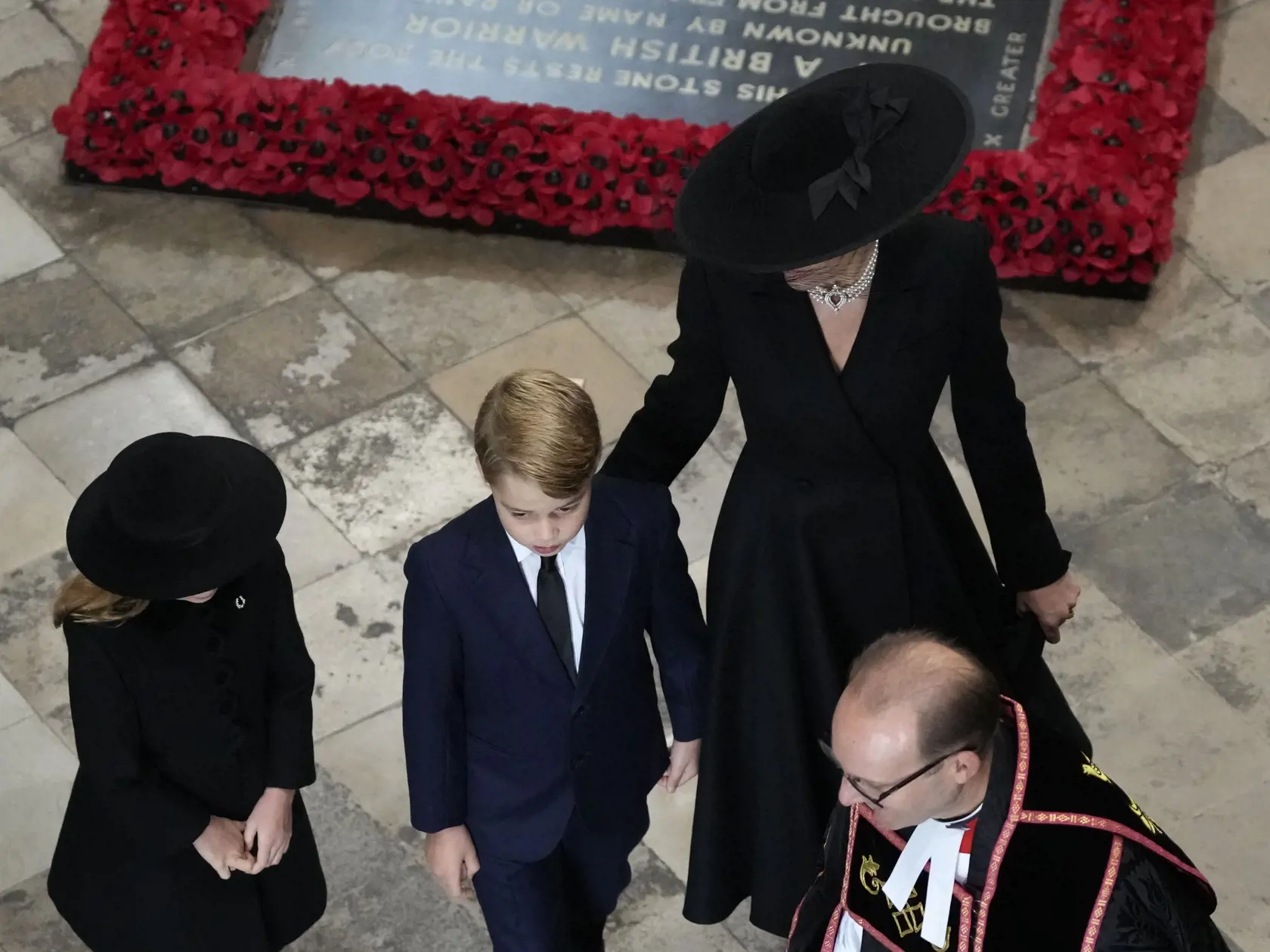 Pohrebu sa zúčastnili aj pravnúčatá kráľovnej Alžbety II. princ George a princezná Charlotte.