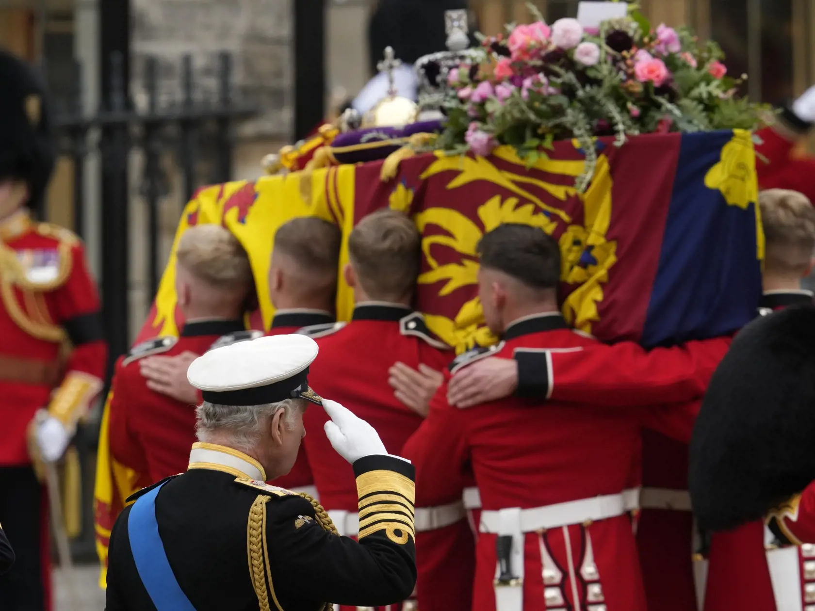 Britský kráľ Charles III. salutuje pred rakvou svojej zosnulej matky, britskej kráľovnej Alžbety II., ktorú prinášajú na štátny pohreb do Westminsterského opátstva.