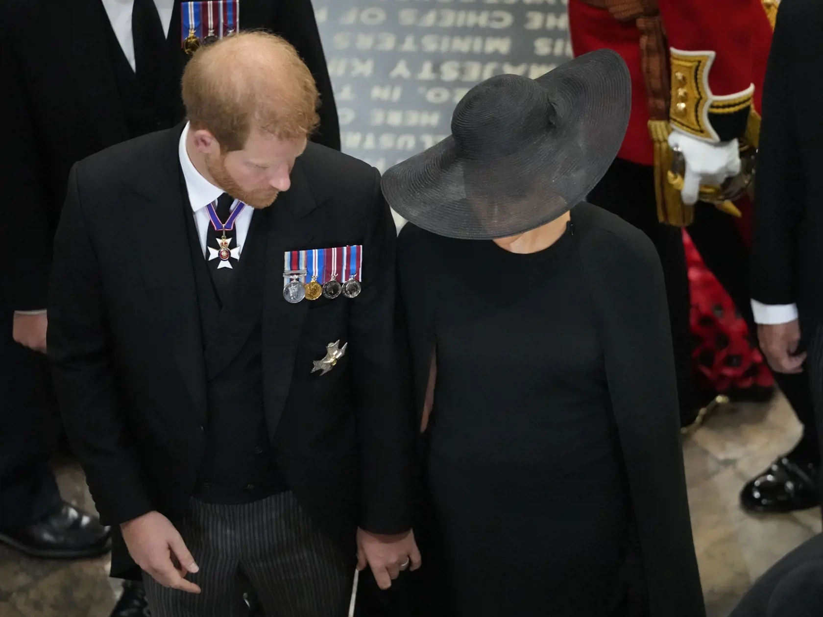 Na snímke britský princ Harry a jeho manželka Meghan odchádzajú po skončení štátneho pohrebu zosnulej britskej kráľovnej Alžbety II. z Westminsterského opátstva.